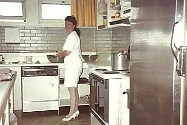 Françoise au travail dans la cuisine dans les années 80