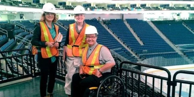 Photo de Stéphanie et des collègues lors d'une visite de chantier au centre vidéotron