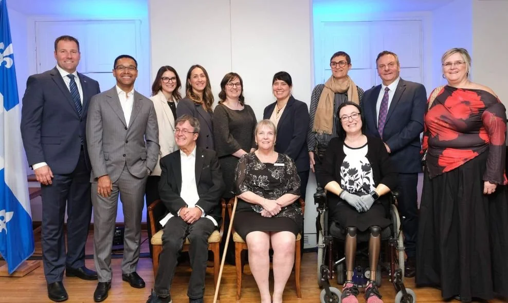 Lauréats et dignitaires à la remise du prix À part entière