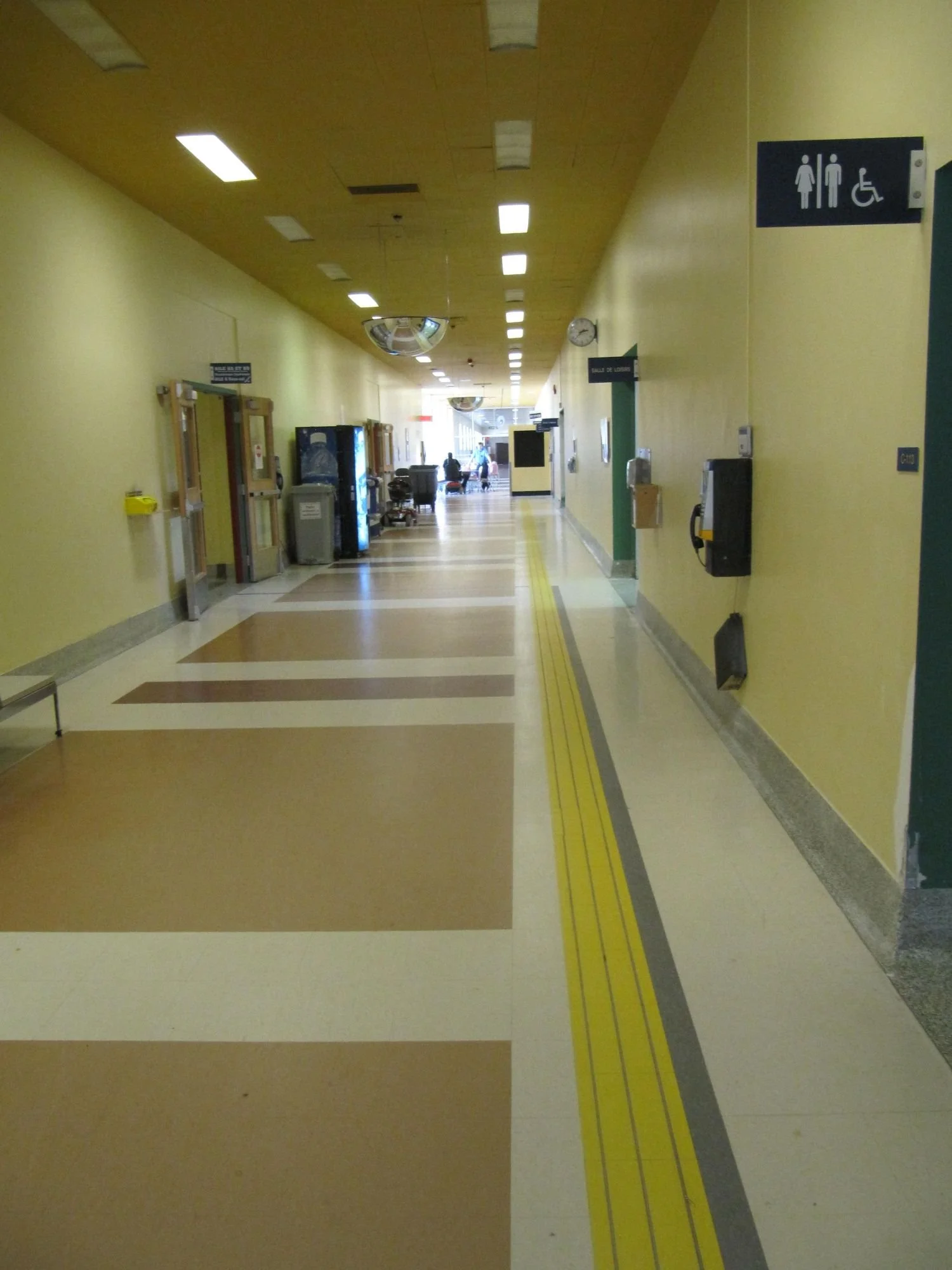 Corridor de l'IRDPQ site Hamel, photo prise par Stéphanie Gamache