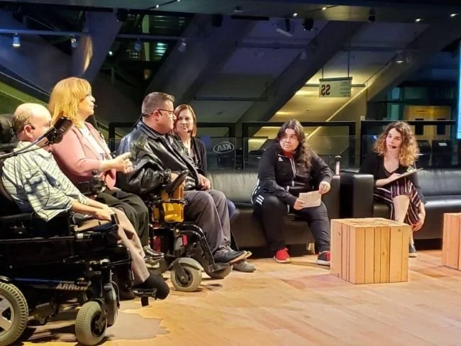 Stéphanie et d'autres panellistes lors du lancement du documentaire À mobilité réduite