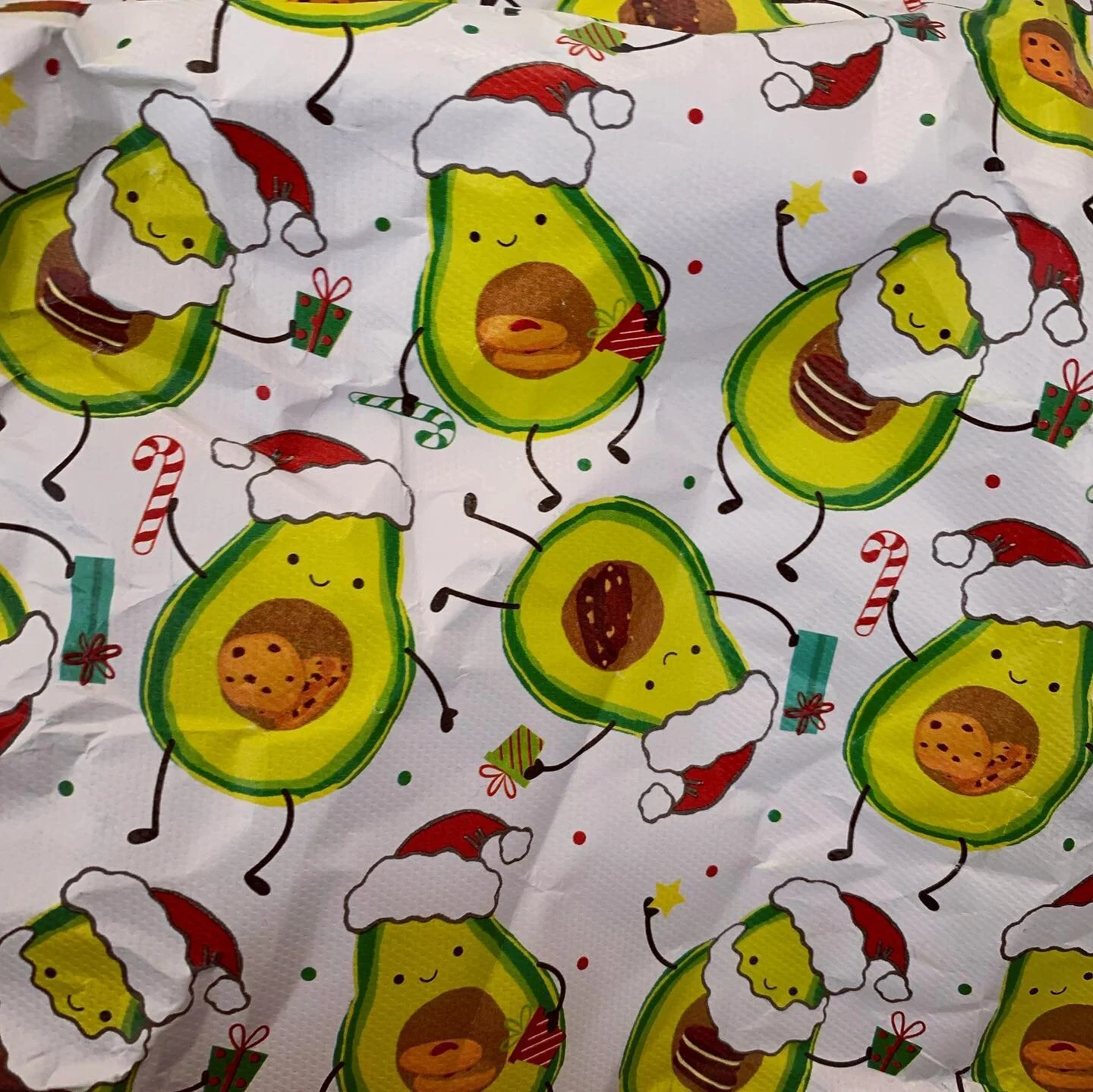 Tell me you&rsquo;re a dietitian without saying you&rsquo;re a dietitian. I&rsquo;ll go first&hellip;
.
This holiday season was the first with my future in-laws. My incredibly thoughtful gifts were wrapped in avocado santa paper, especially for me. O