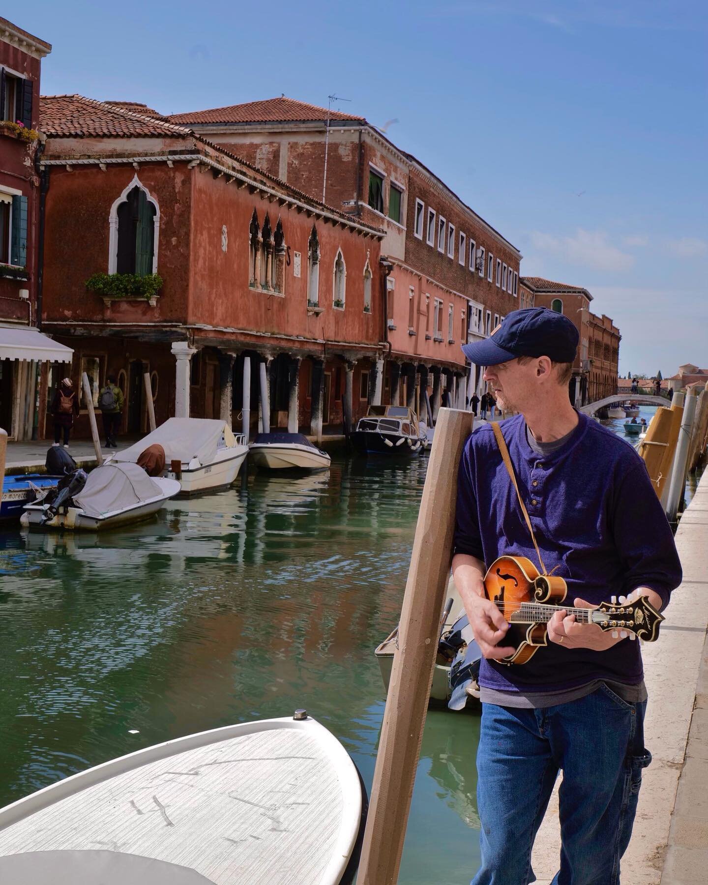 The Macica Mandolin in Burano-island off of Venice.
.
#buranoitaly #venice #mandolina #classicalmandolinsocietyofamerica #mandolinmakers #luthiermade #luthier #luthierlife