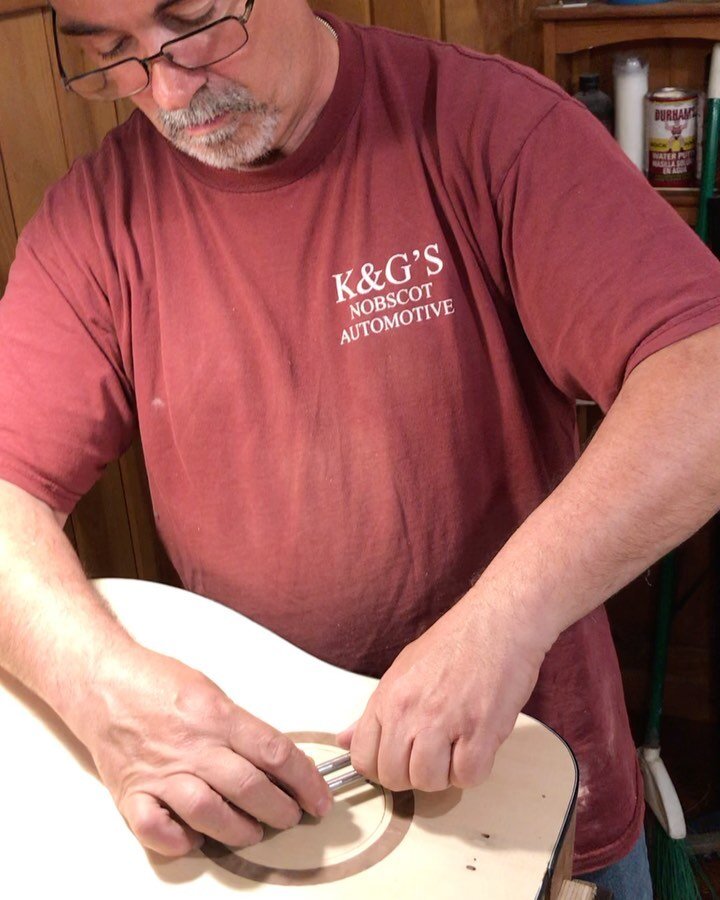 I just got done with a couple of days of classes. A dove tailed Candlebox at the ADK school and a giutar making class at my shop in Schuylerville.
#guitarmakingschool #guitarmakingcourse #folkcraft