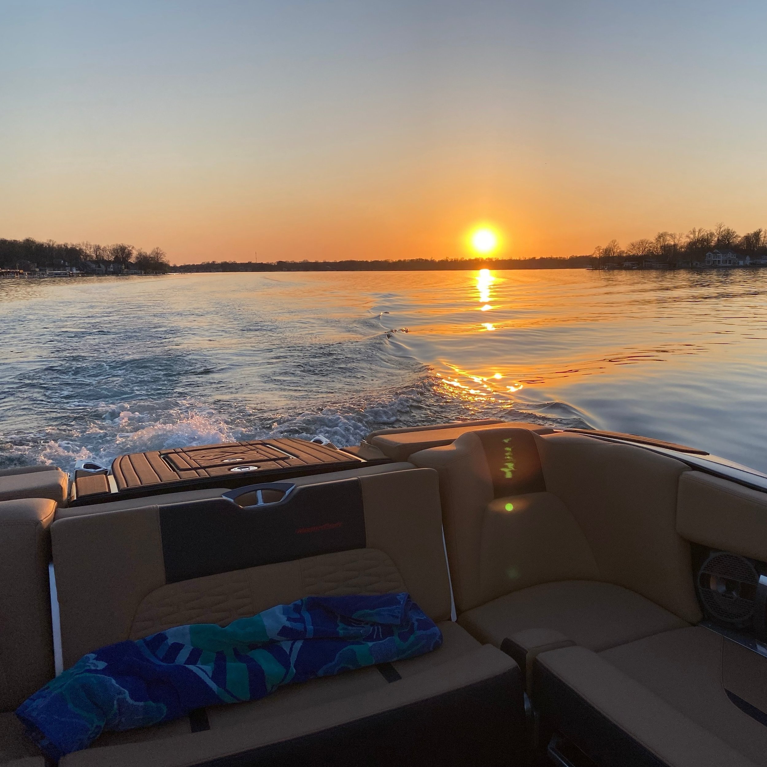 🎴🚤 Beautiful sunsets on Diamond Lake!

📸 Share your weekend pics with us and we may share them on our Social Media.
📸 Tag us at @diamondlakeassociation 
.
#DiamondLake #DiamondLakeAssociation #DLA #DiamondLakeSandbar #Michigan #Cassopolis #LakePi