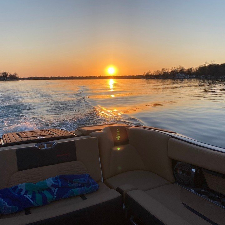 💠 Spring Sunset on Diamond Lake

⭐️Share your 📸's. Tag #DiamondLakePic
.
#DiamondLake #DiamondLakeAssociation #DLA #DiamondLakeSandbar #Michigan #Cassopolis #Lakeside #LakePOV #LakeVibes