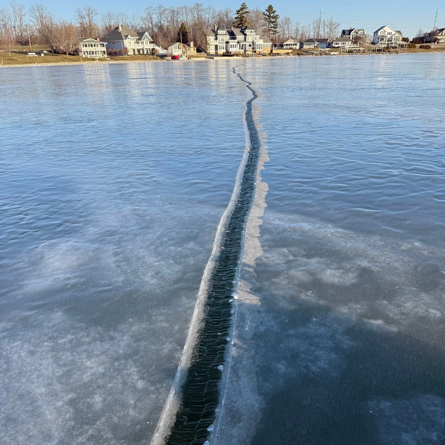 😳 Huge 8&rdquo; crack across the north side of the lake all the way to the island.

Spring is in the air!
.
#DiamondLake #DiamondLakeAssociation #DLA #DiamondLakeSandbar #Michigan #Cassopolis