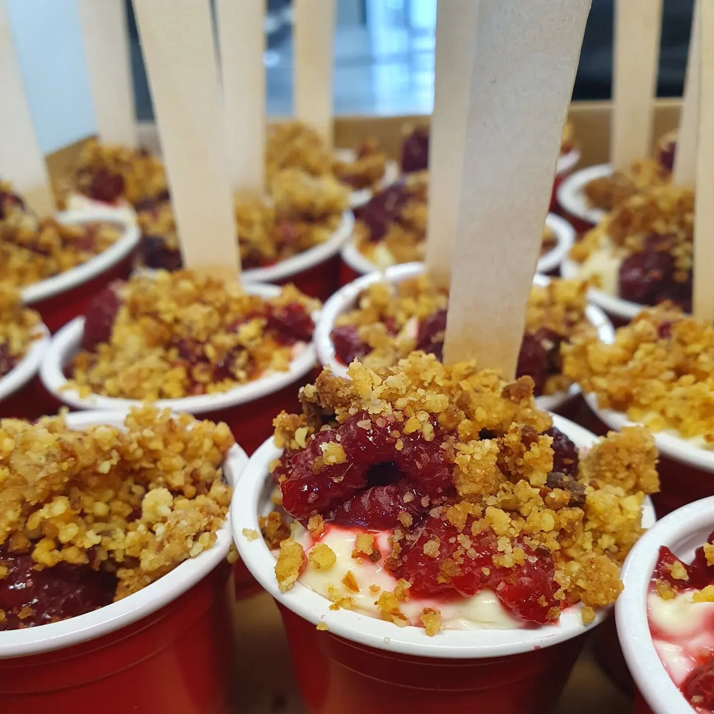 SWEET CANAPES
Gluten-free raspberry cheese cake ginger crumble.