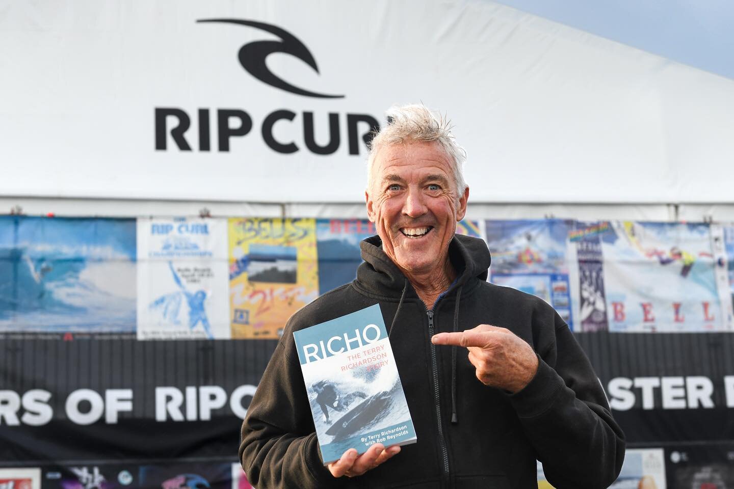 Today at the 2023 Rip Curl Pro, there may not be any pro surfing action but this legend was in front of us grabbing a coffee at Blak Brews so how could we not get him to sign a book for us? Cheers Troy for the intro to Richo (and great coffee by the 