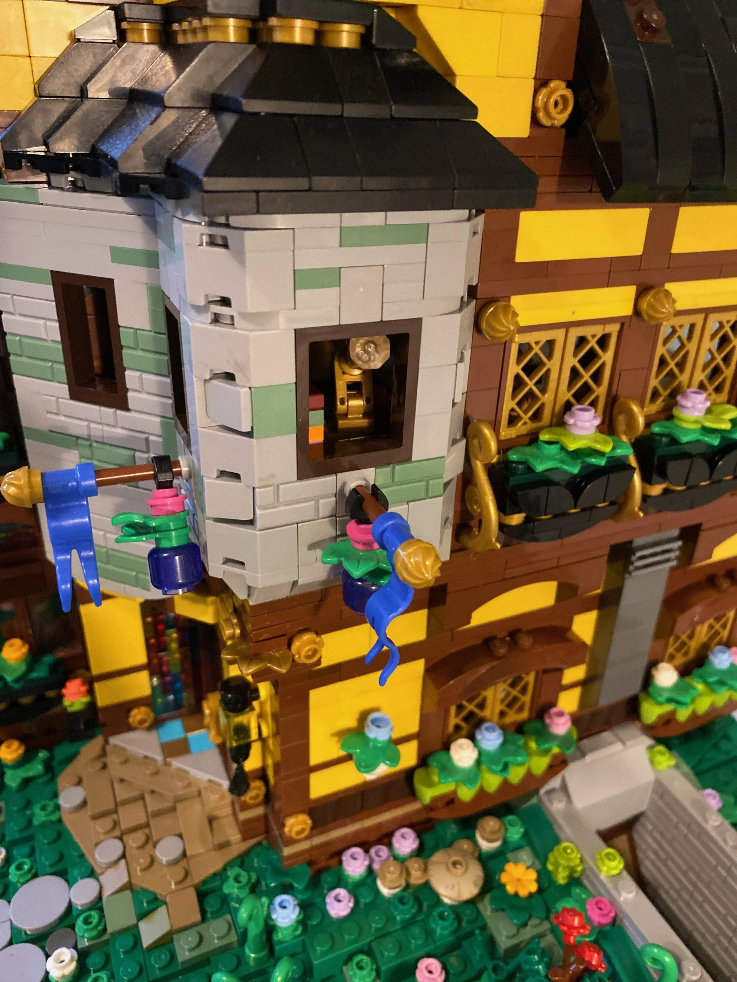 MOC Spotlight: “Wizard’s Cottage” by Connor McGrath Level2 Telescope Window