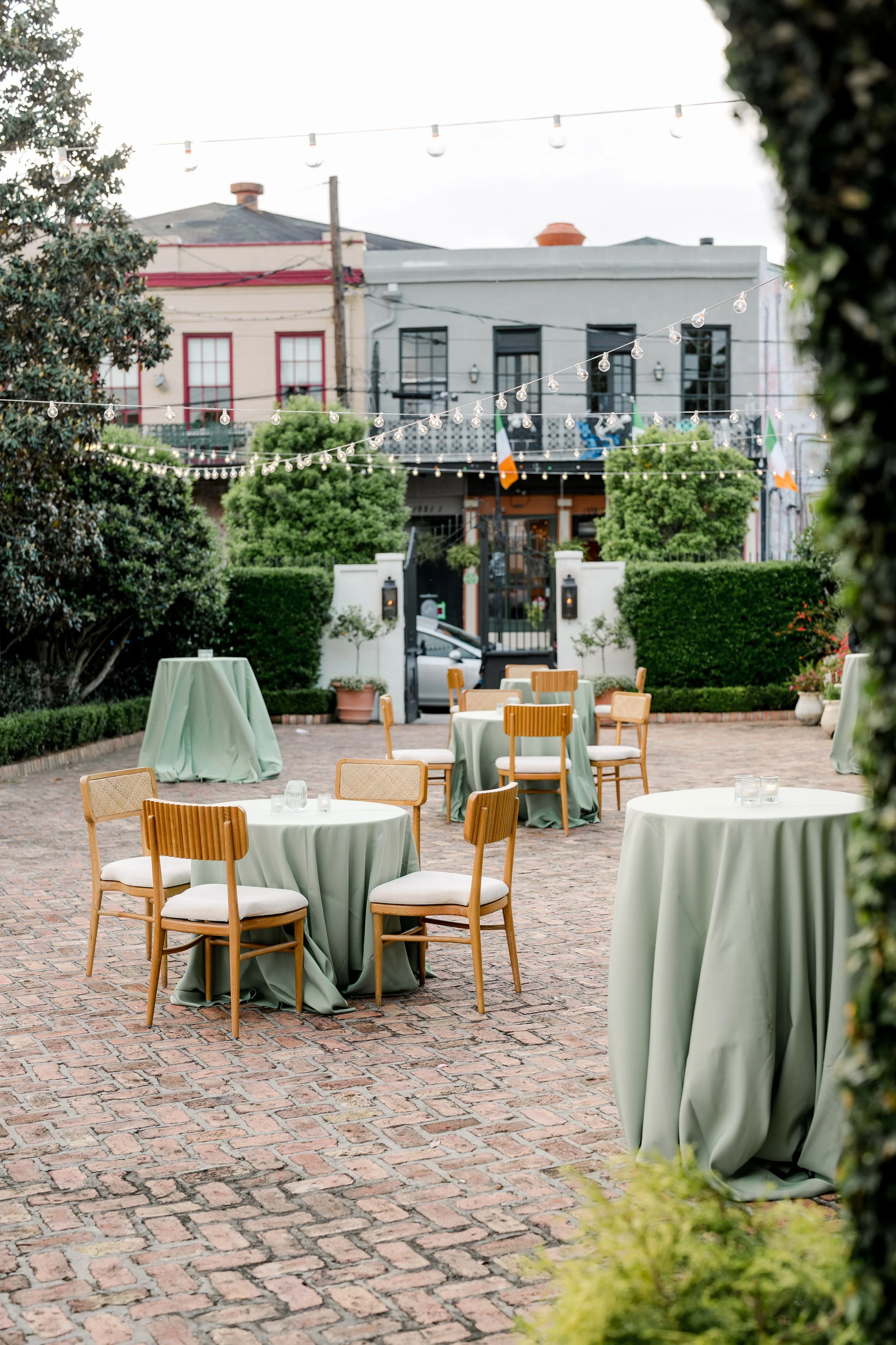 A courtyard wedding reception seating at Il Mercato in New Orleans. 