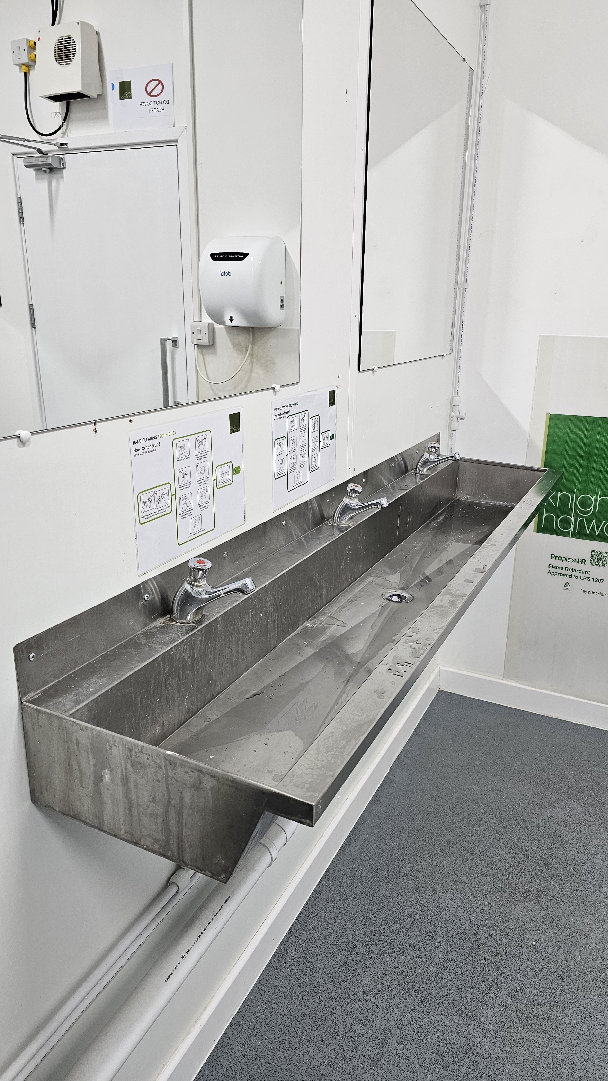 Wash basin with hot and cold water.