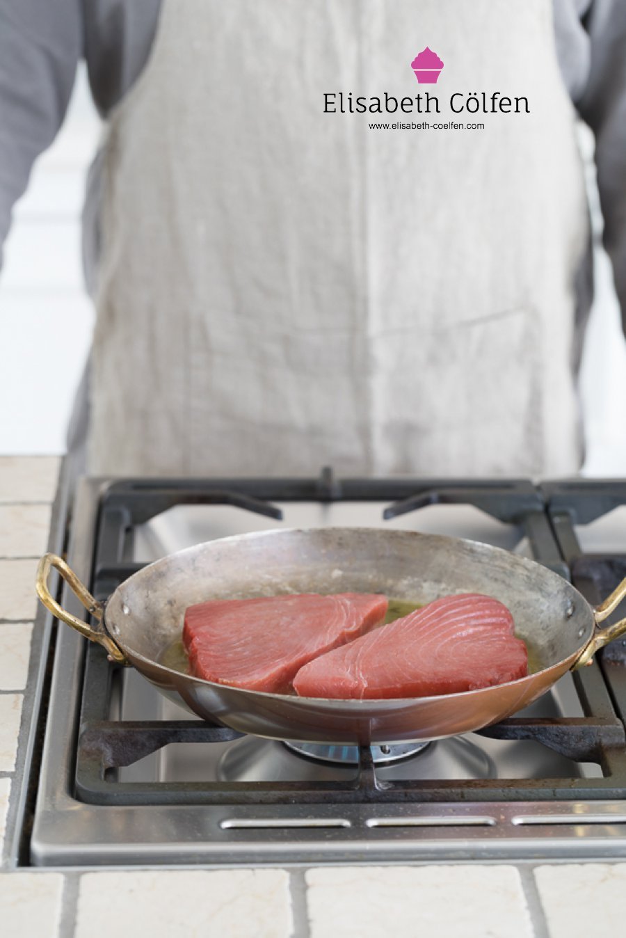  Mann brat Thunfisch in einer Kupferpfanne 