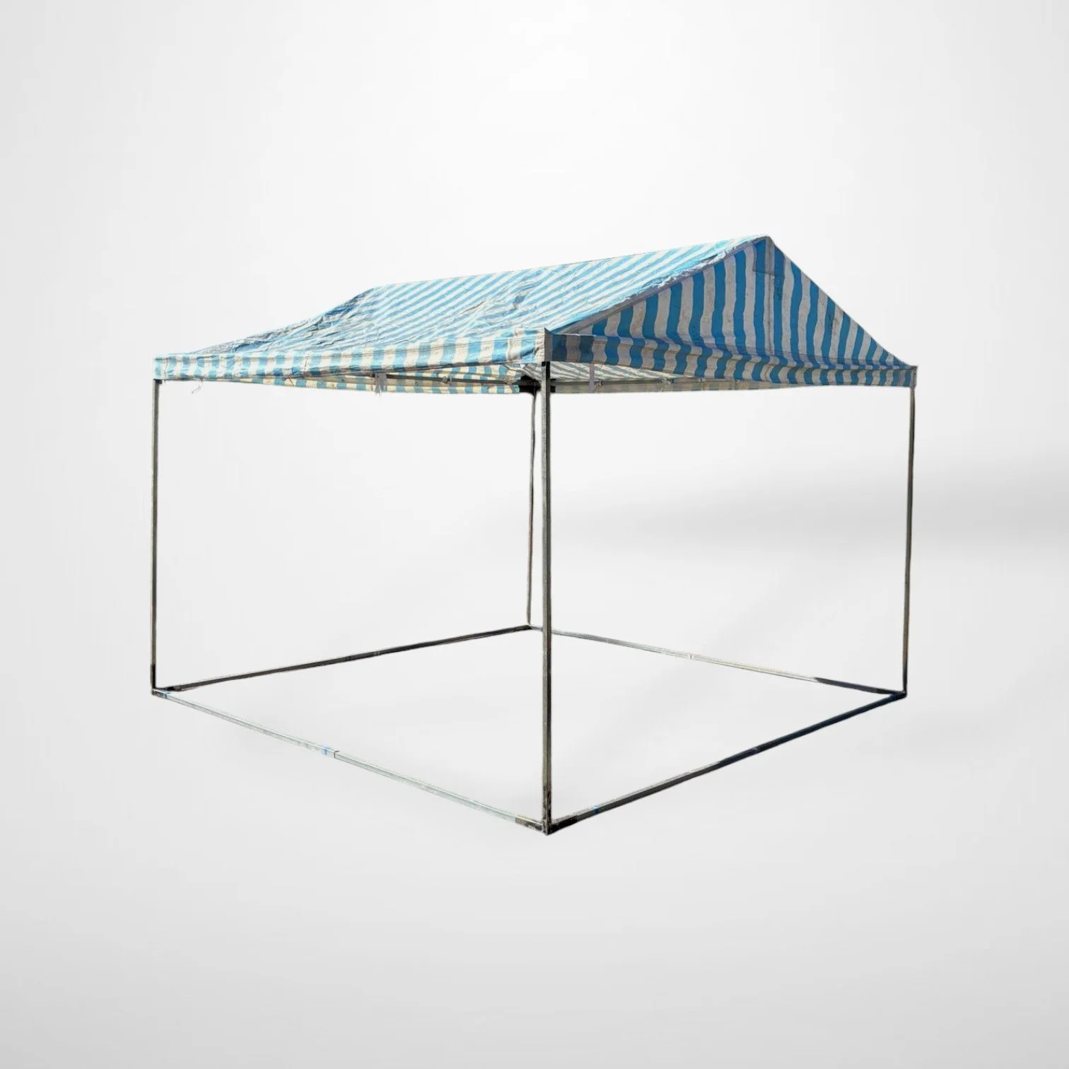 3m x 3m (Sivun korkeus 186cm, korkein kohta 240cm)