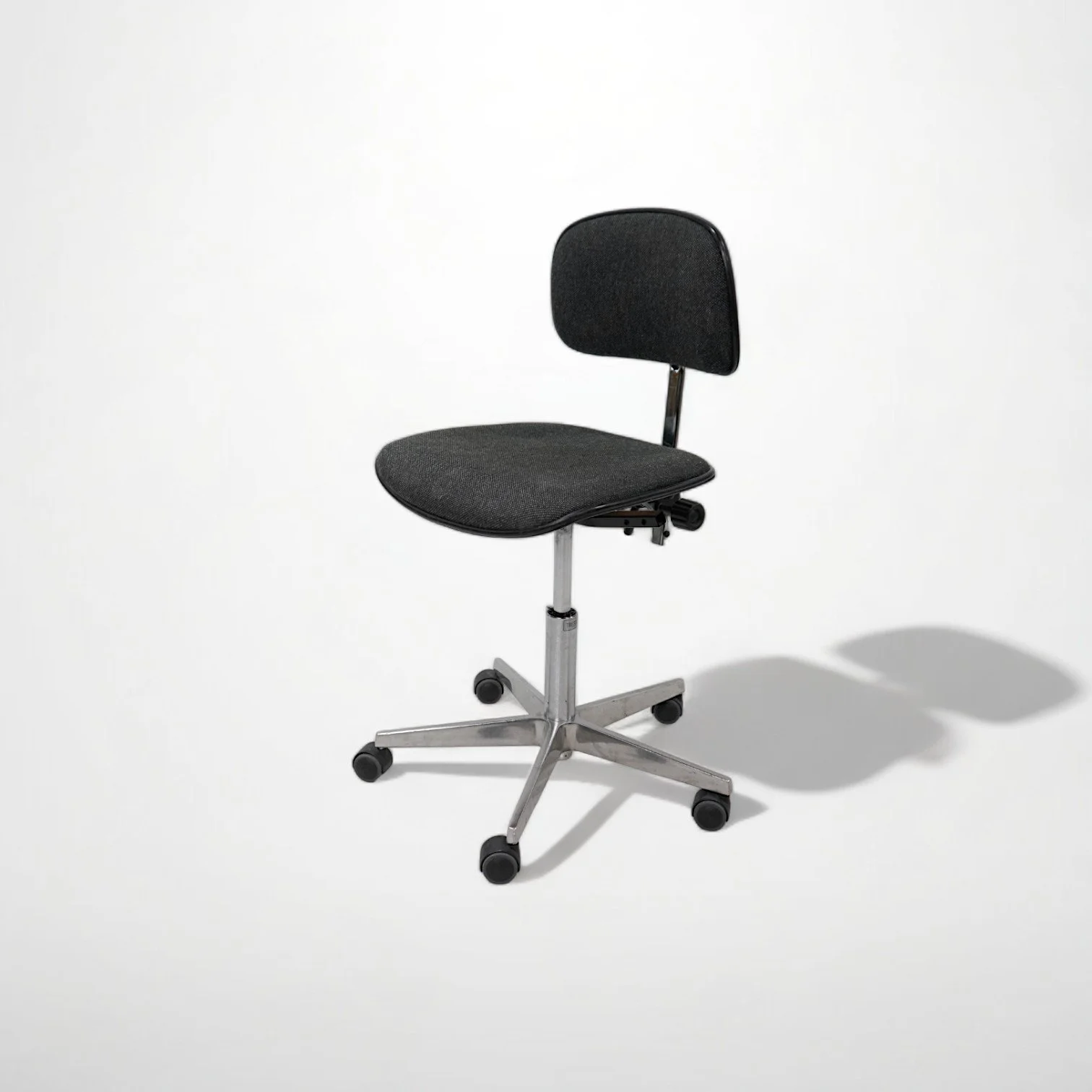 toimistotuoli_tummaharmaa01-Photoroom.jpg