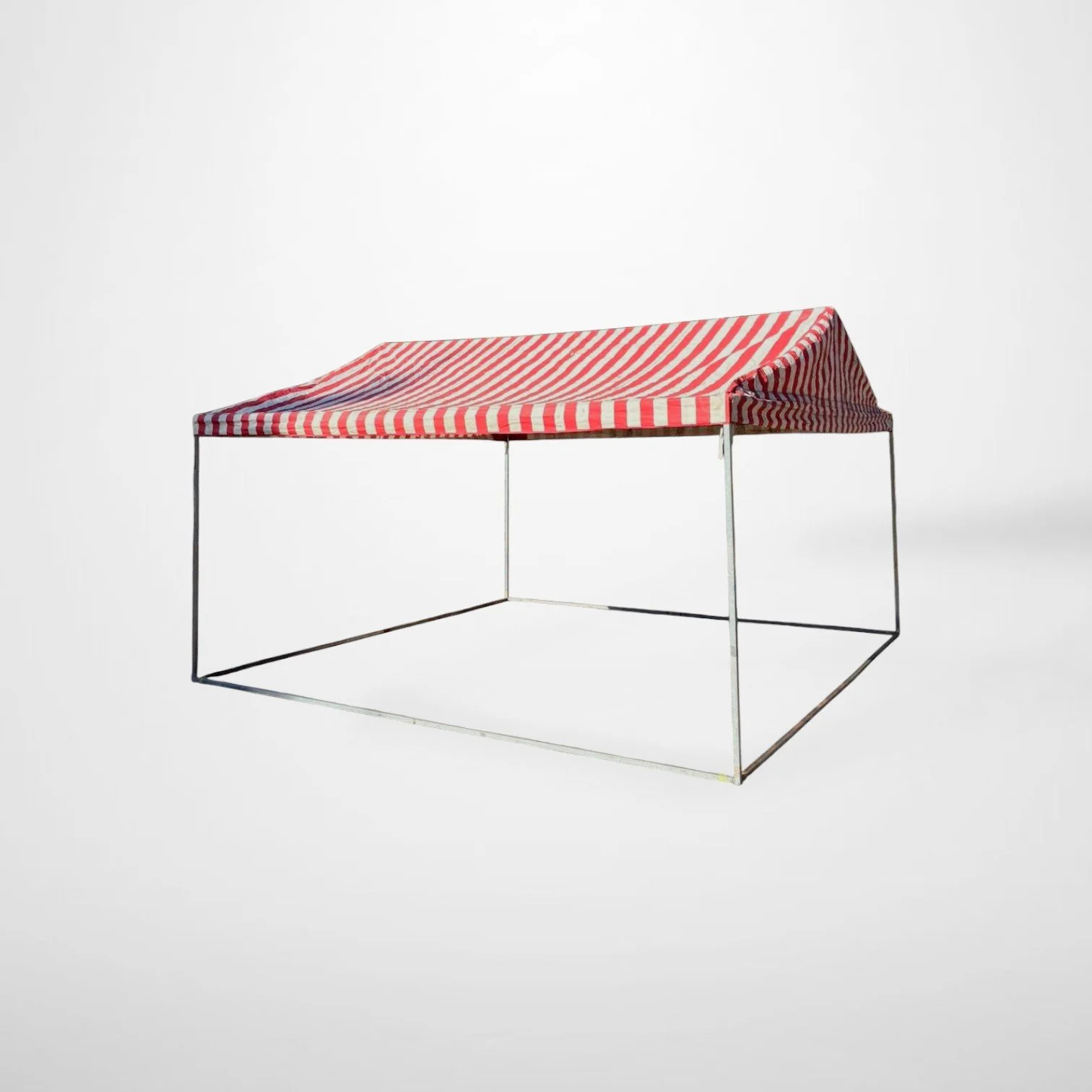 4m x 4m (Sivun korkeus 190cm, korkein kohta 256cm) 