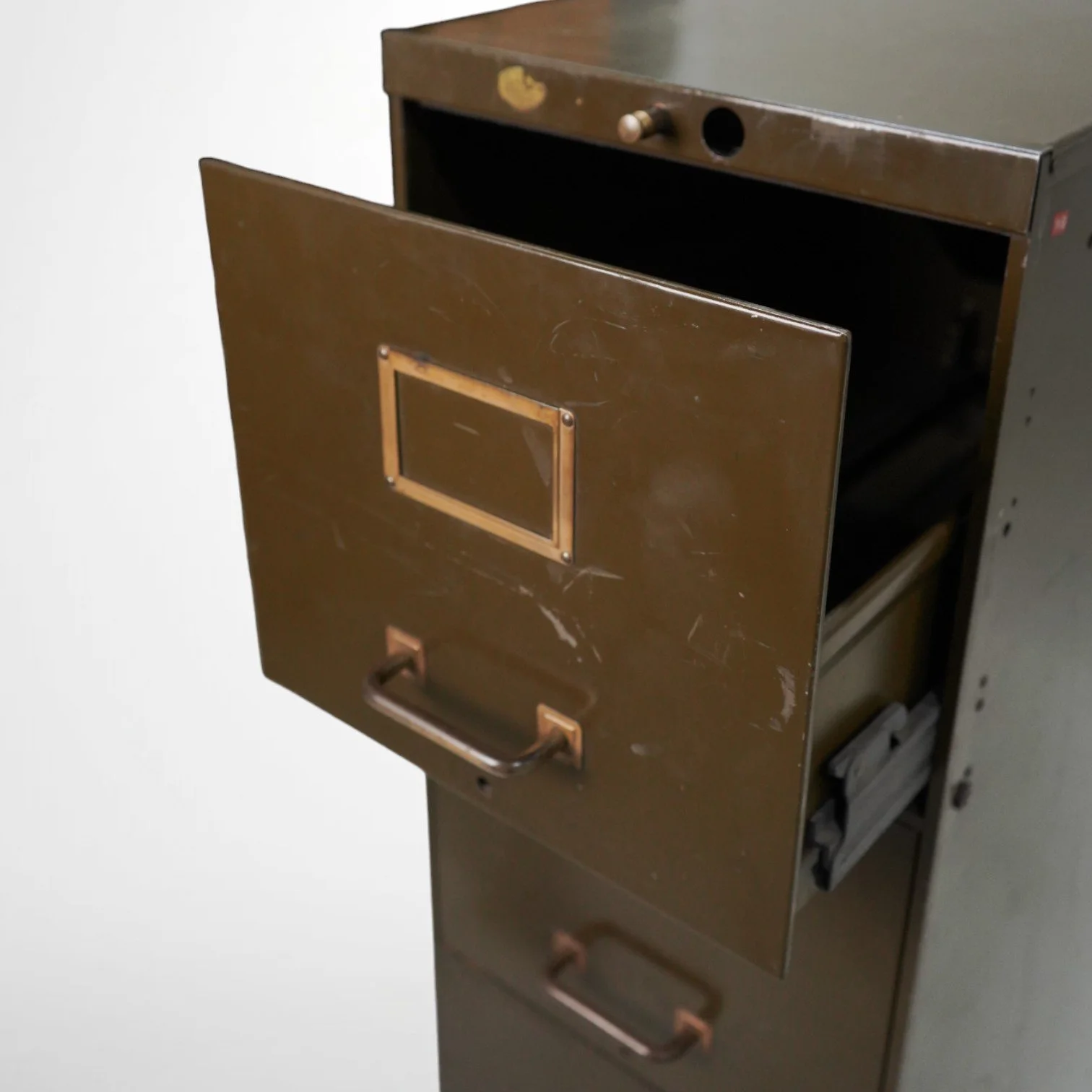 arkistokaappi_armygreen04-Photoroom.jpg