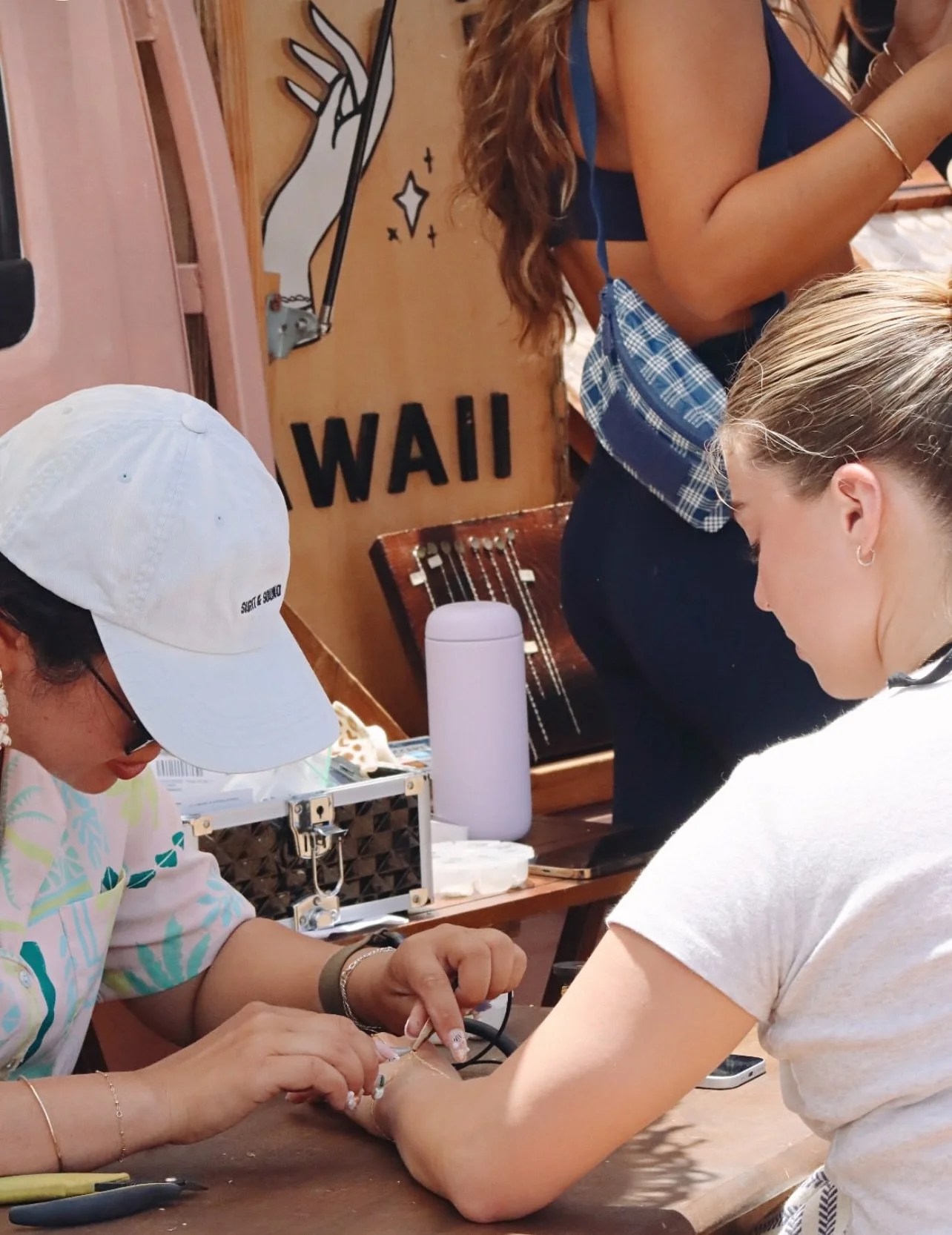 Thank you @malamahawaiimarket for all the support and congrats on 6 amazing years of supporting local businesses like us! Pc 📸 @malamahawaiimarket 

#permanentjewelry #hawaii #honolulu
