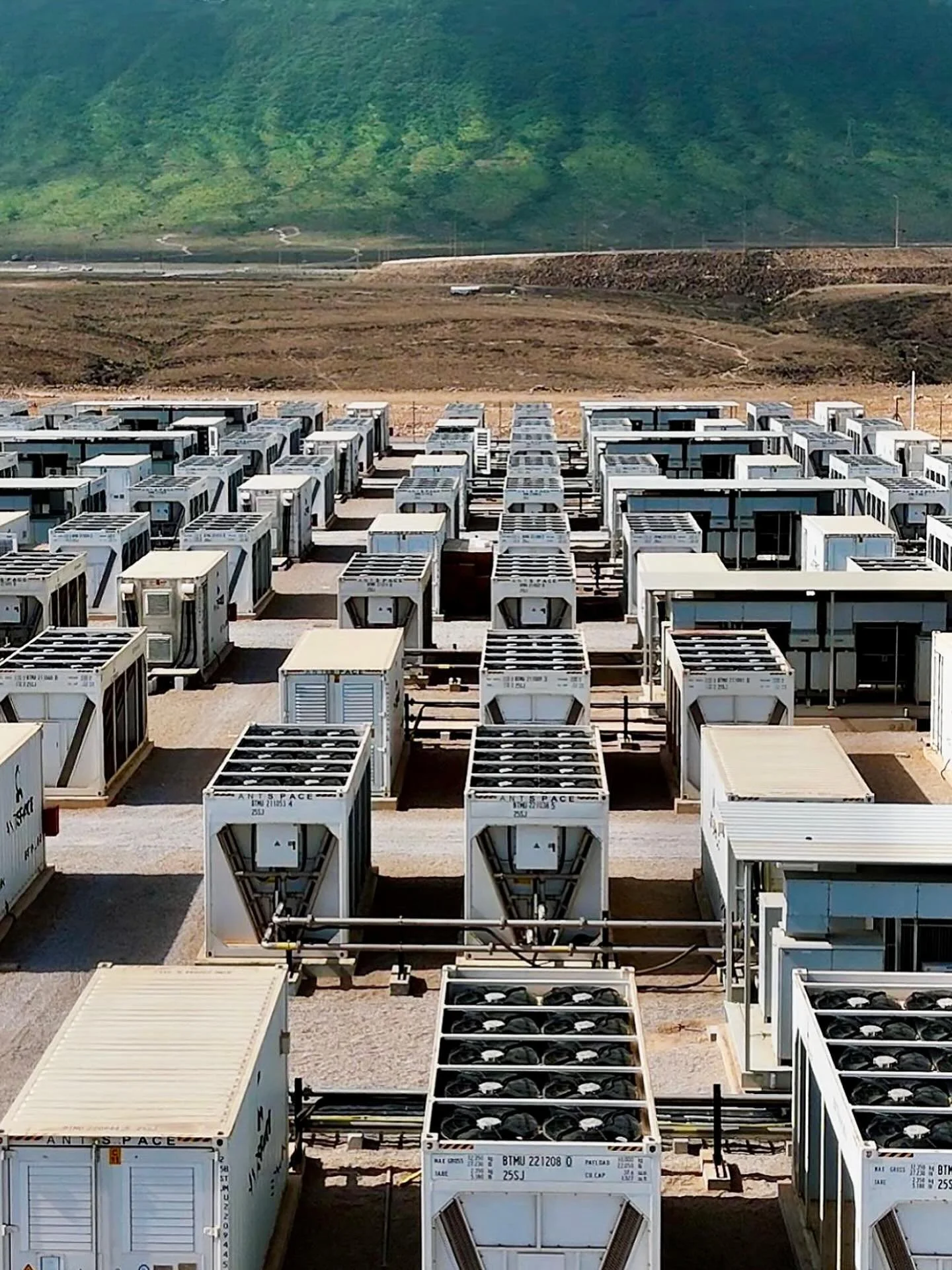Hundreds of miners are in operation at GDC in Salalah with @alpsblockchain 

Fresh climate + hydro cooling technology = energy efficiency

#GreenDataCity #Computing #Mining #Oman