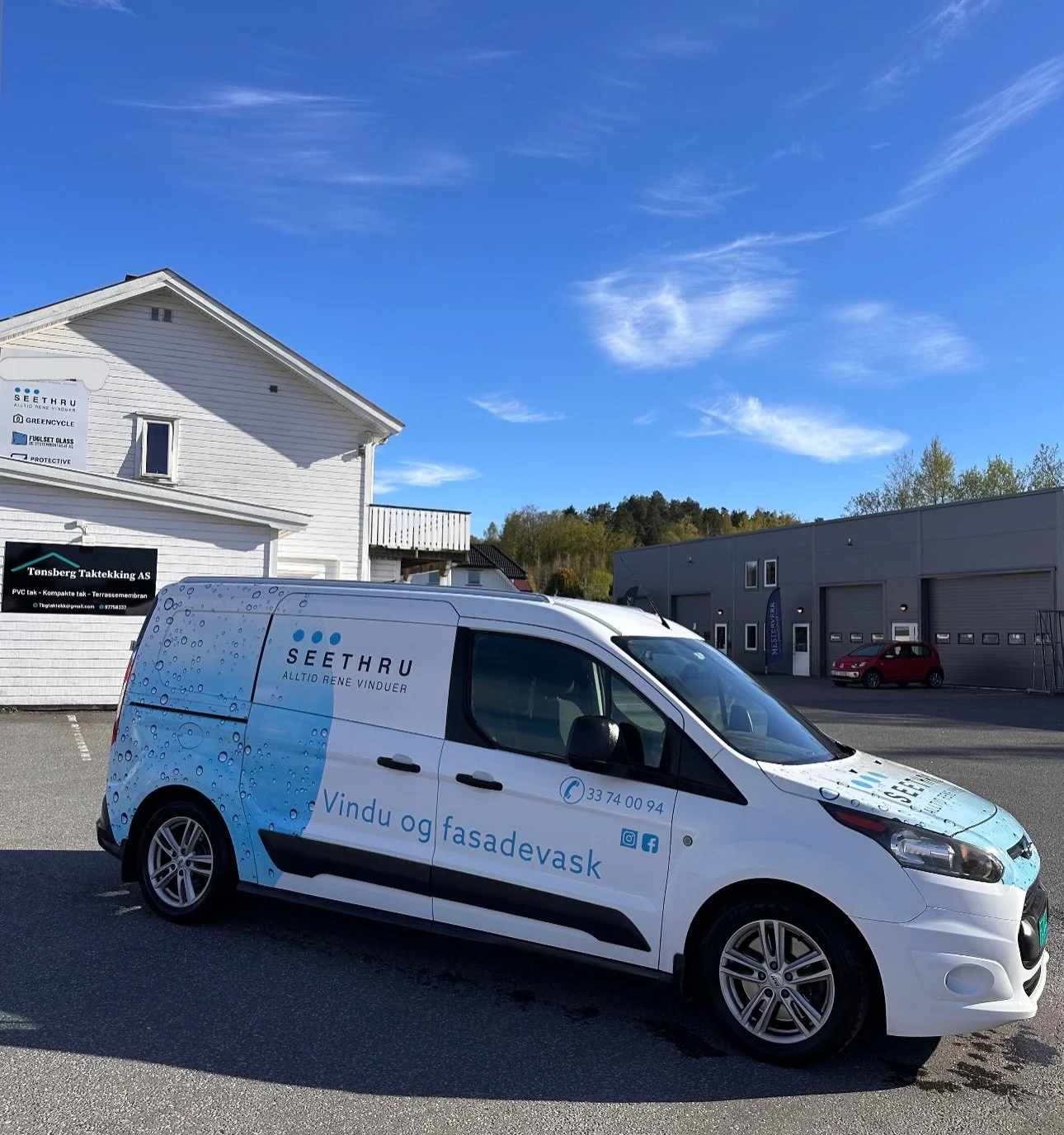 🇳🇴2 uker til 17. mai! 🇳🇴
Er vinduene klare for nasjonaldagen?

F&aring; hjemmet til &aring; skinne med profesjonell vindusvask med rentvannssystem 💧✨
Vi leverer skinnende rene vinduer &ndash; uten striper, uten kjemikalier, og med perfekt result