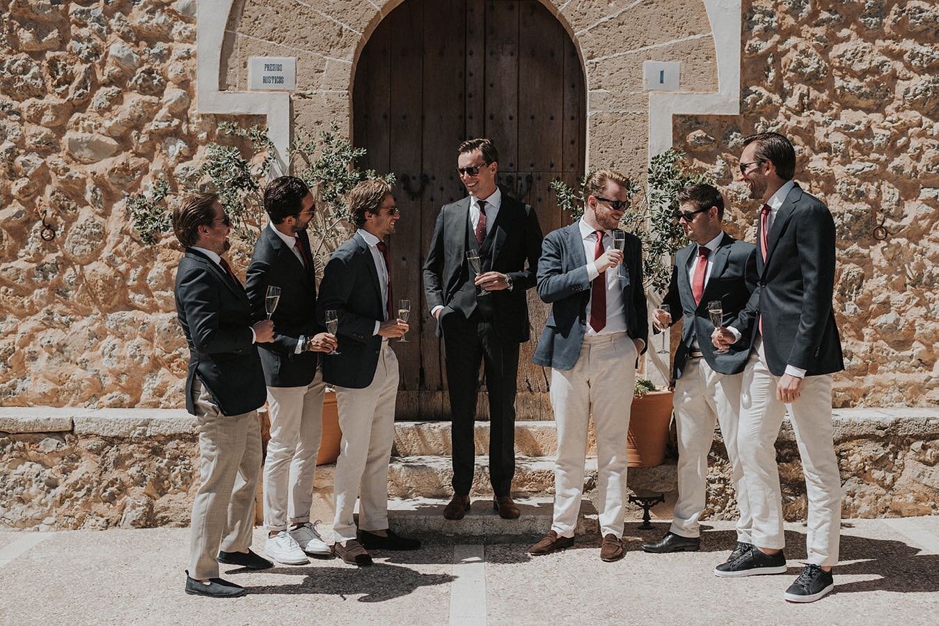 Our stylish boys ready to head out to the ceremony 🫶🏼
.
.
Planner and design @theweddingsocialclub 
Photography @laurenknuckeyphotography 
Video @thetravelfilm 

#mallorca #groom #groomsmen #groomsmenstyle #weddingphotography #weddingmallorca #span