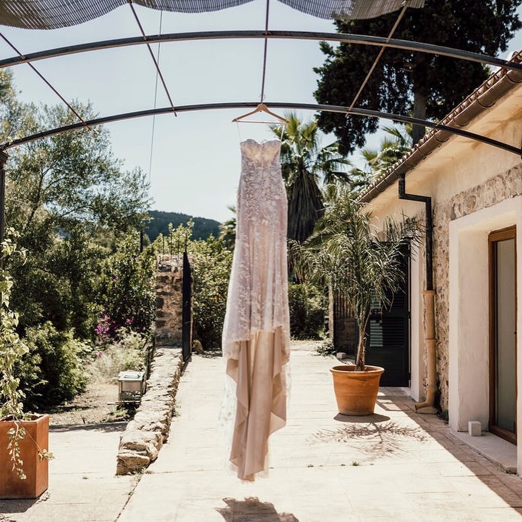 The dress and the bride 🤍 and what a gorgeous bride 👰🏼 @alisonhuijten 

📸@adrianoliverphotography 
👗@madewithlovebridal 
👩&zwj;💻@theweddingsocialclub

#weddingplanner #mallorcawedding #theweddingsocialclub #islasbaleares #mallorca #mallorcabri