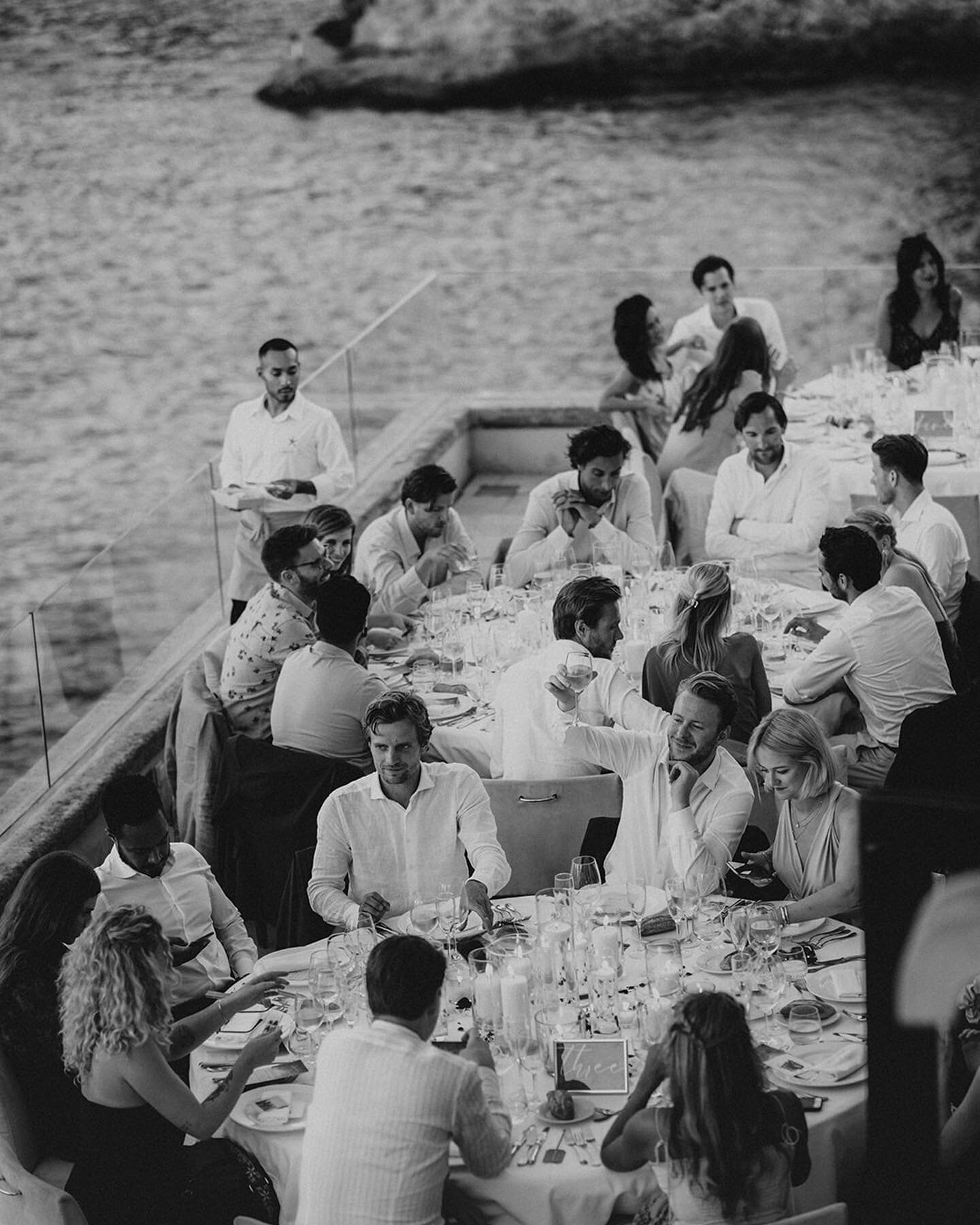 Seaside dinners hit different 🤍🌊
.
.
Photographer @laurenknuckeyphotography 
Planner @theweddingsocialclub 

#mallorcawedding #weddingplanner #mallorcaweddingplanner #seasidewedding #weddingbythesea #seasideweddingmallorca #islasbaleares #blackandw