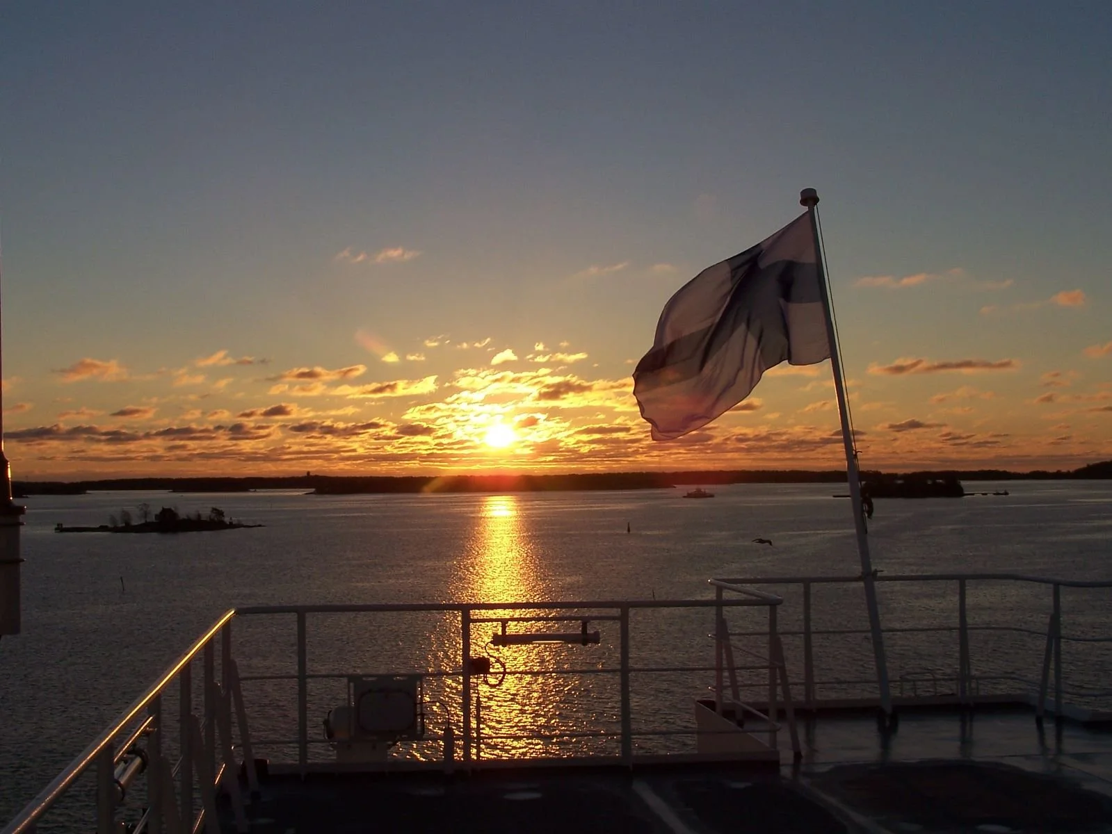 Suomen edusta iltakuva 2 lipulla.jpeg