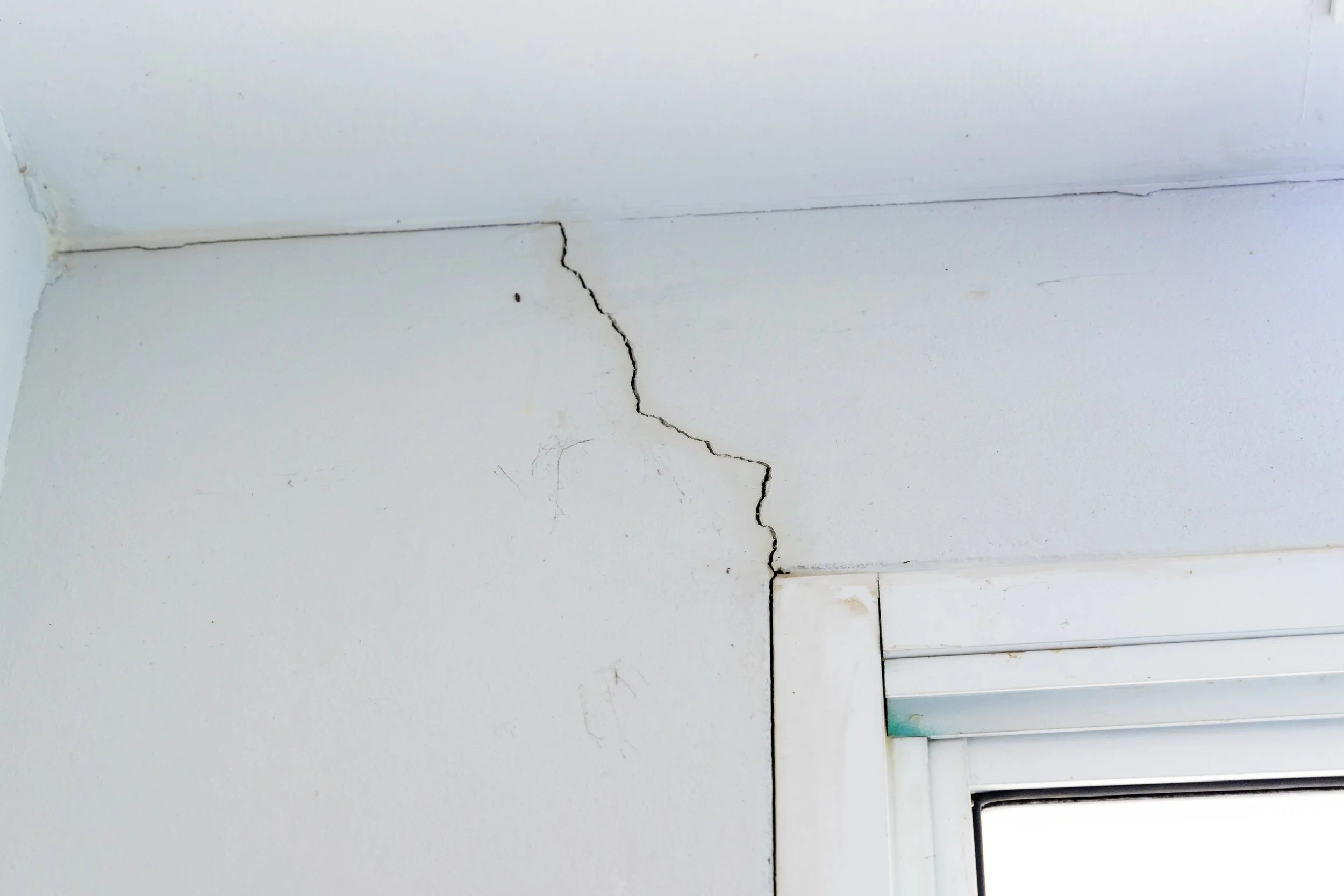 CRACKS IN WALL WINDOWshutterstock_2265872731.jpg
