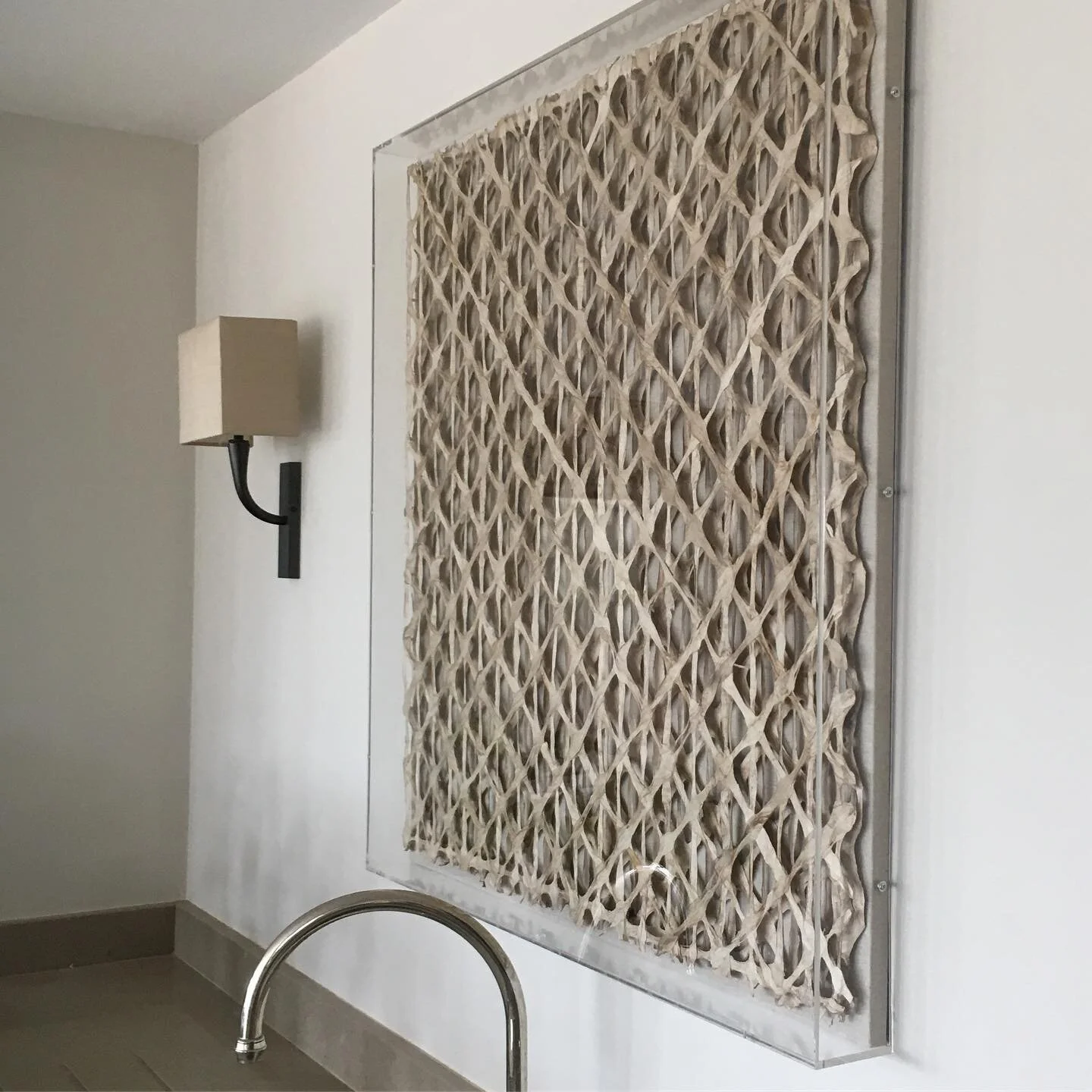 Texture and interest without compromise. This delicate art is encased in Perspex which protects it from the inevitable splashes of water👍🏼@andrewmartin_int #interiordesign #kitchenart #humphreymunson #hawkins_interiors