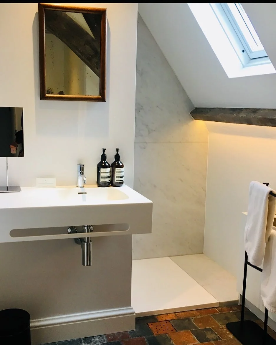 My bathroom ( sadly for one night only!). The mix of old and new is 👌🏼. Even the drainage tile is on point! #bathroomdesign #bathroomdecor #hoteljulien #interiordesign #antiquesourcing #detailmatters