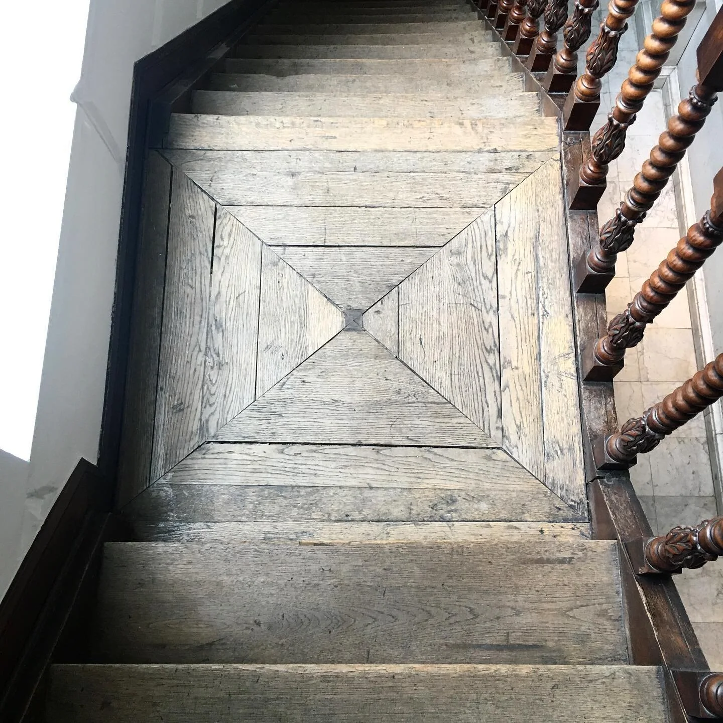 Landing detail on the staircase  @hoteljulien . Detail makes the difference 😍👌🏼. #interiordesign #hoteljulien #antiquesourcing #stairsdesign