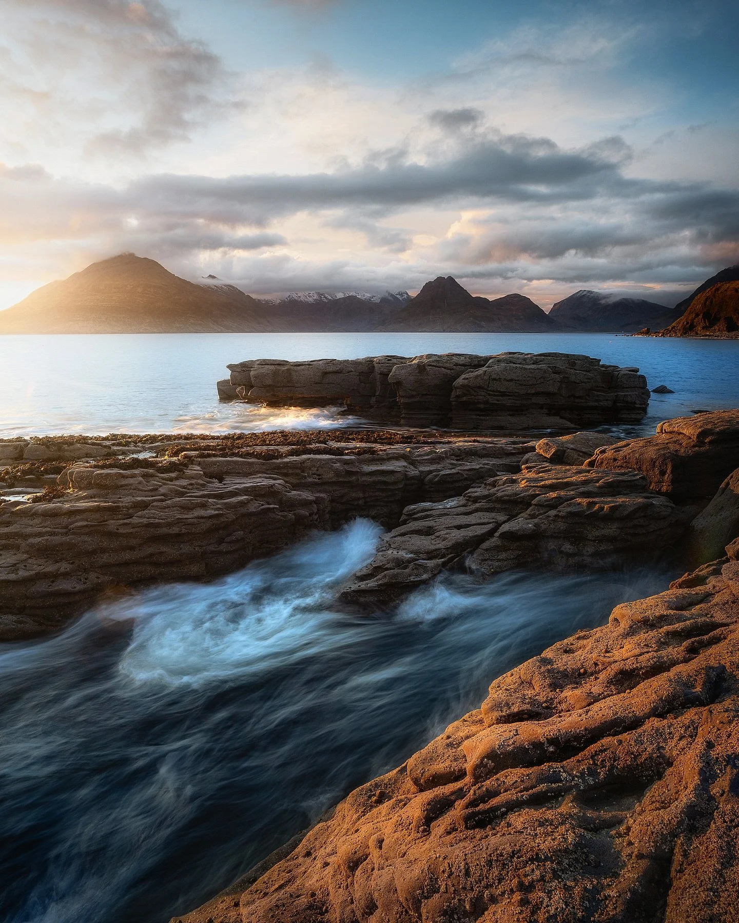 Evenings are best spent at Elgol. If you want a bucket list sunset, then this would be one of my top picks!! 
.
#scotland #elgol #landscapephotography #moods_in_frame #your_scotland #igersscotland #nomadict