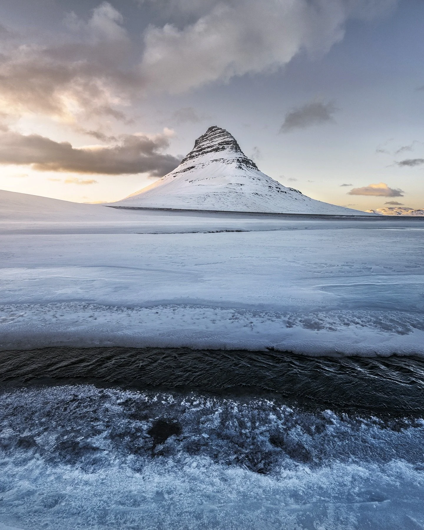 Simple, minimal composition in such a beautiful location! Yes, my feet were freezing, but it was worth it! Would look good on a wall actually… might go print it…
.
#iceland #kirkjufell #landscapephotography #moods_in_frame #nomadict