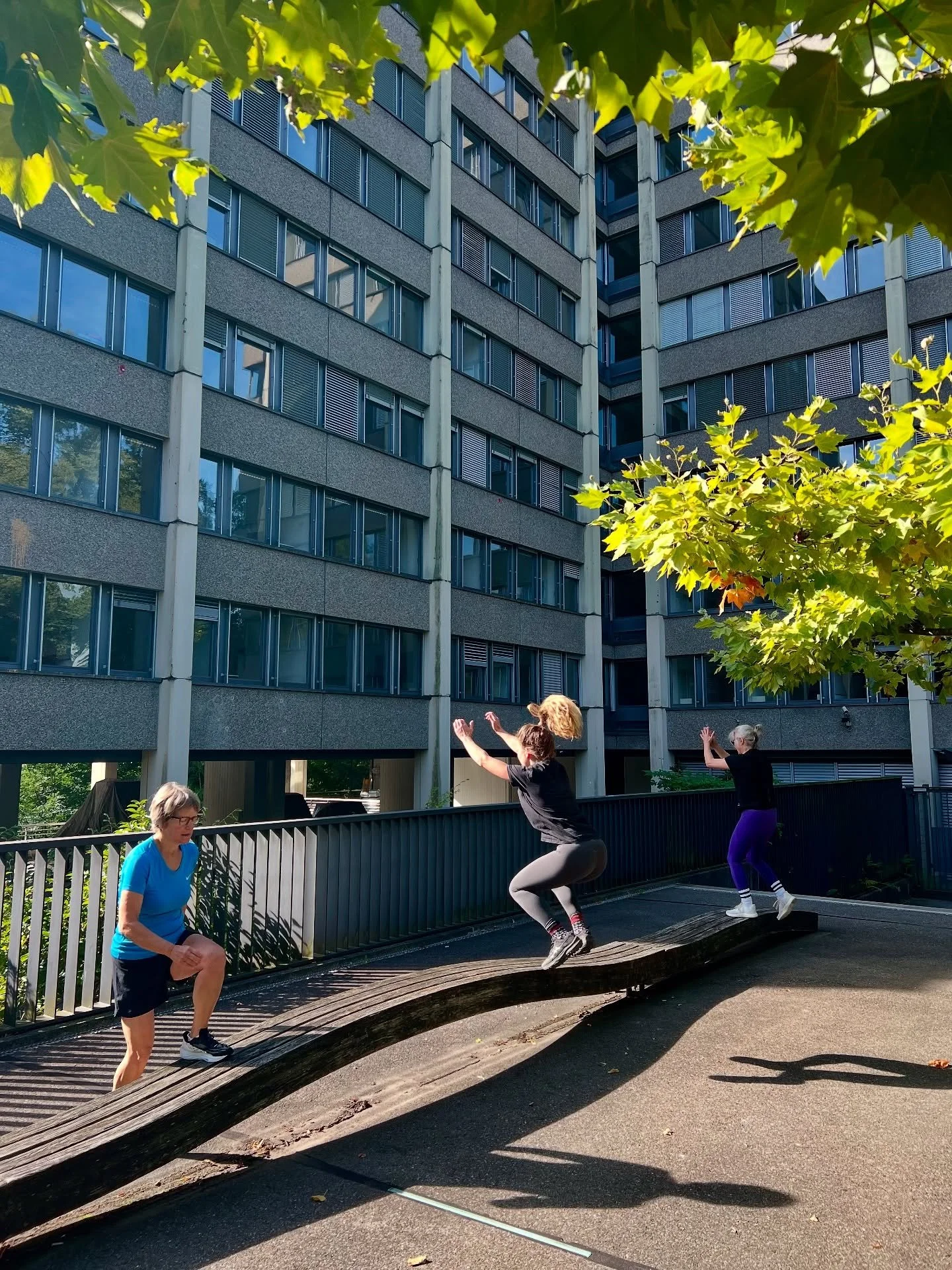 Log off, shut down &hellip; Go outside &ndash; and move.
.
.
.
#functionaltraining #functionalfitness #outdoorworkout #trainoutdoors #outdoortraining #bernfitness #aareflow #lowerbodystrength #lowerbodyworkout #boxjumps #jumps #kneedrive #explosivewo