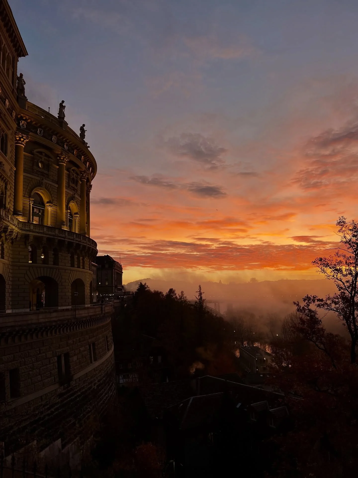 &bdquo;At sunrise everything is luminous but not clear.&ldquo; &ndash; Norman Maclean
.
.
.
#sunrise #sunrisetraining #earlybirdtraining #morningtraining #outdoorworkouts #trainoutdoors #outdoortraining #aareflow #fitnessbern #bundeshausterrasse #ber