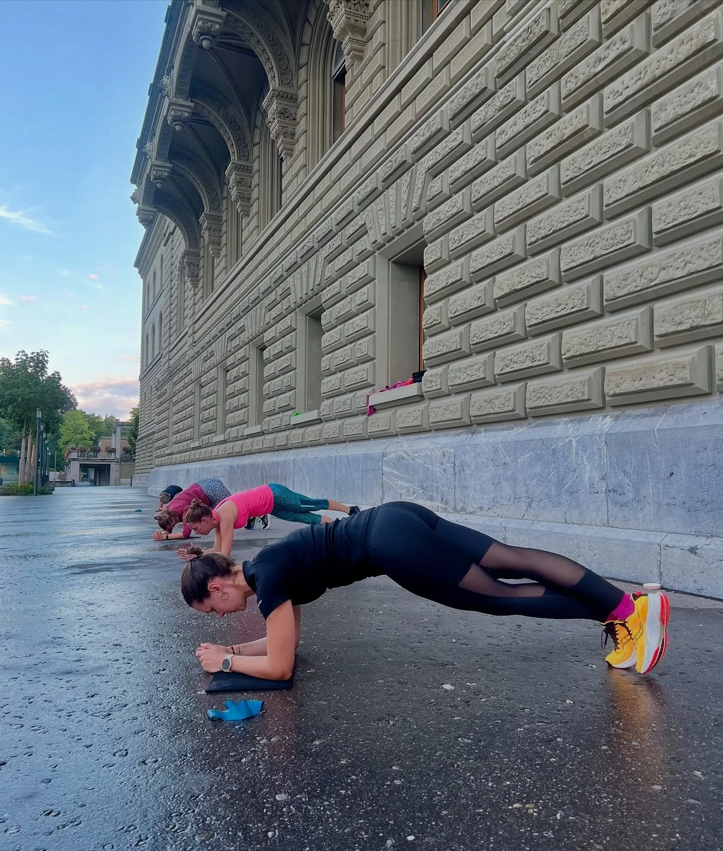 Dein Transversus abdominis (tiefliegender Bauchmuskel) ist wie ein innerer Kraftg&uuml;rtel. Er stabilisiert deine Wirbels&auml;ule, sch&uuml;tzt vor R&uuml;ckenschmerzen und macht jede Bewegung etwas leichter. Ob beim langen Sitzen im B&uuml;ro, bei