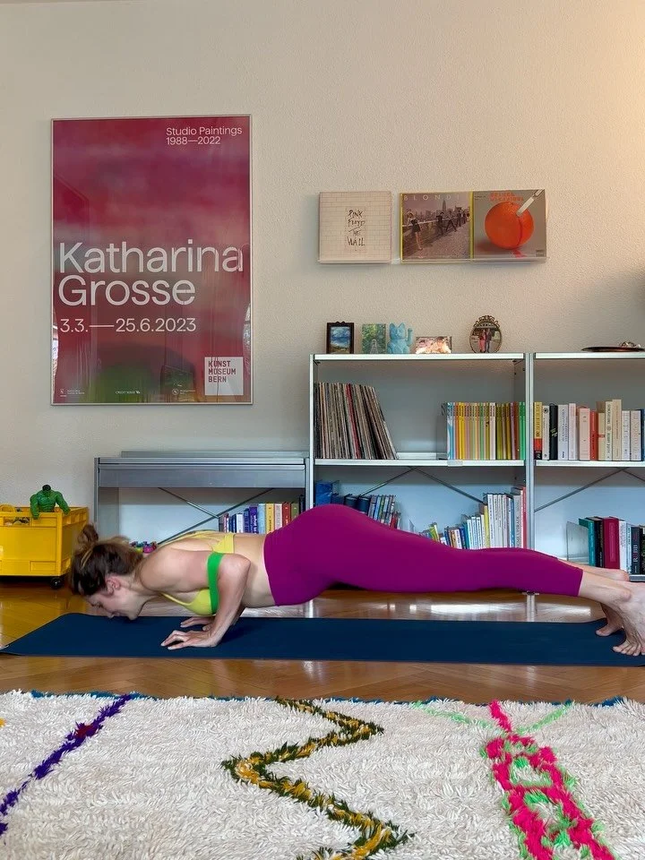 Full Body Workout &ndash; perfekt um Kraft, Stabilit&auml;t und Ausdauer aufzubauen (pregnancy safe)

1. Banded Push-ups (auf Knien/F&uuml;ssen): zw. 6-12x pro Runde (3 Runden, je 1 Min. Pause); falls dir Push-ups leicht fallen, dann gerne auch zw. 1