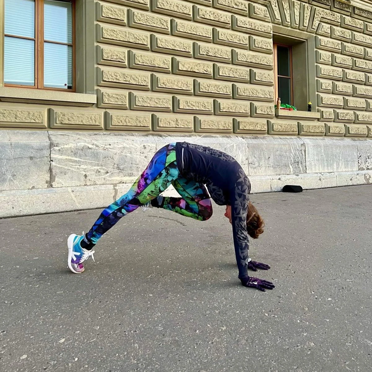 Anja in Rumpfkraftübung am Boden