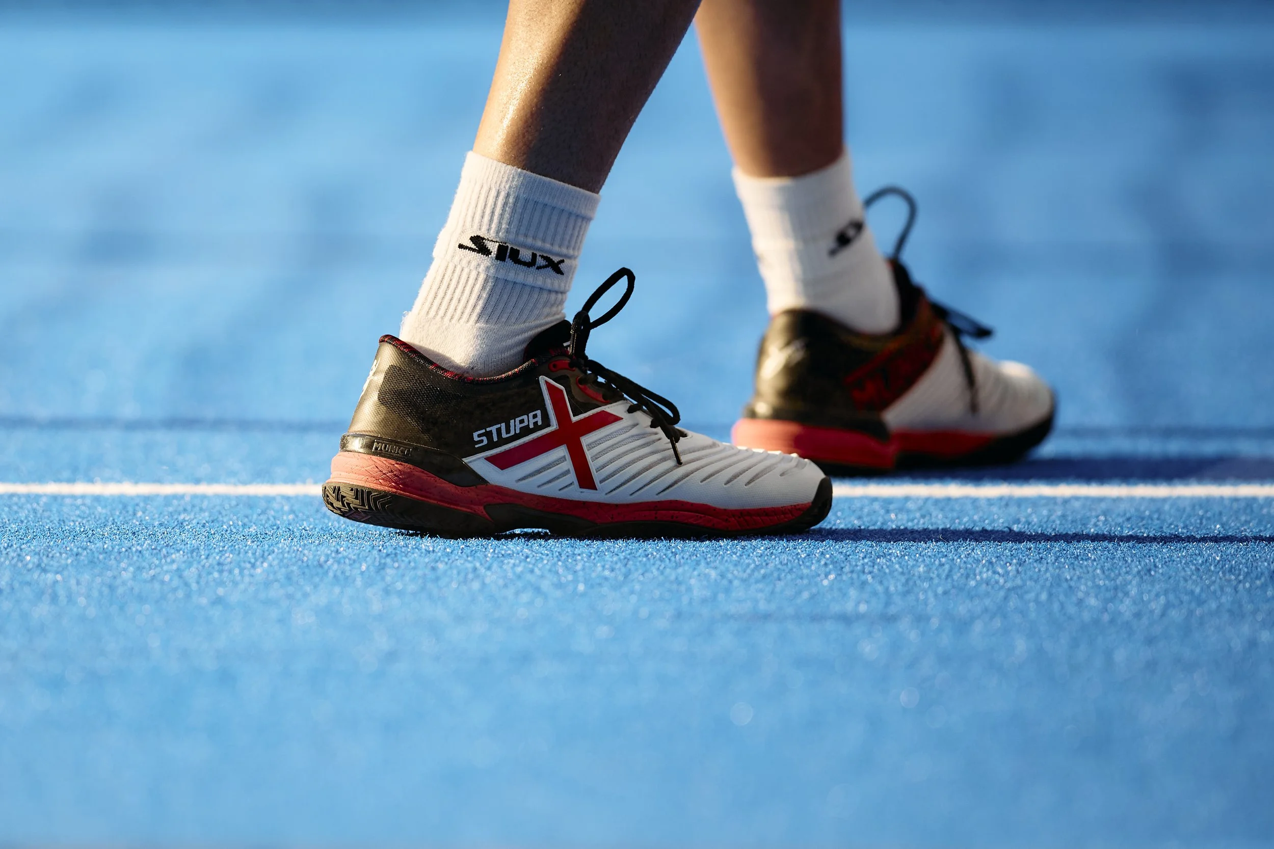Zapatos de atletismo en una maysa azul