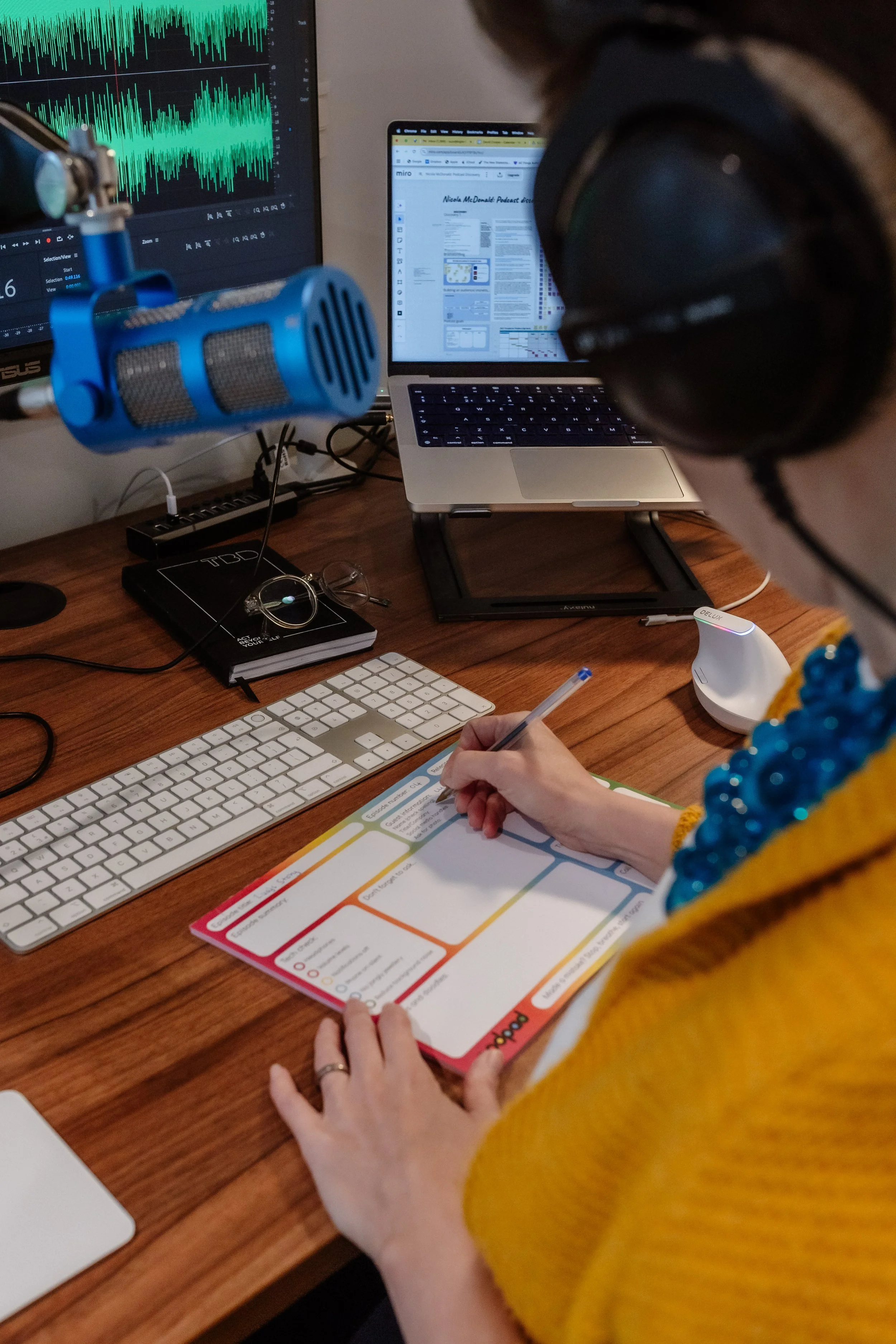 Podcast Editing Company vs Freelance Podcast Editor: Which Should You Choose?