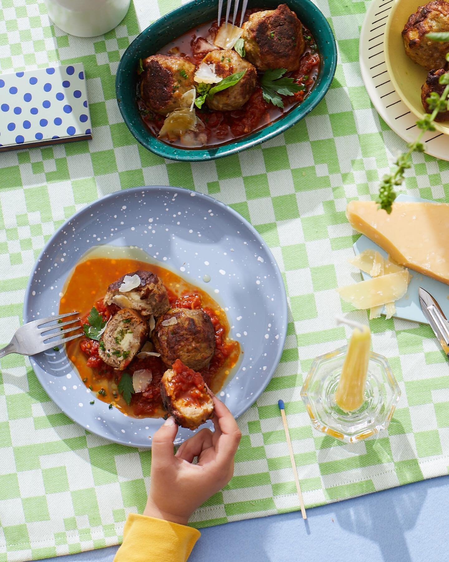 Juste pour vous informer que notre recette de boulettes-SURPRISE remporte un succ&egrave;s d&eacute;mesur&eacute; chez nos premiers lecteurs. Il semblerait qu&rsquo;on assiste &agrave; la naissance d&rsquo;un nouveau classique. Courez! 🗣