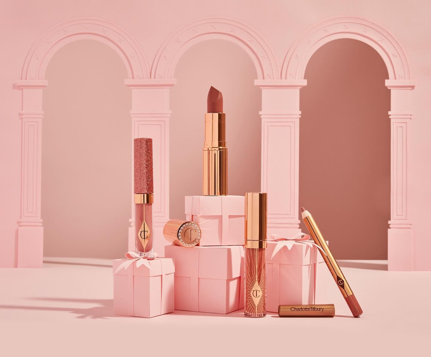 | BEAUTY

I had so much fun creating the perfect backdrop and props for the perfect lip kit 💕 

@charlottetilbury @gabriellajphoto 

#paperinstallation #paperartist #setdesign #installations #windowdisplay #papersculptures #retaildesign #eventdesign