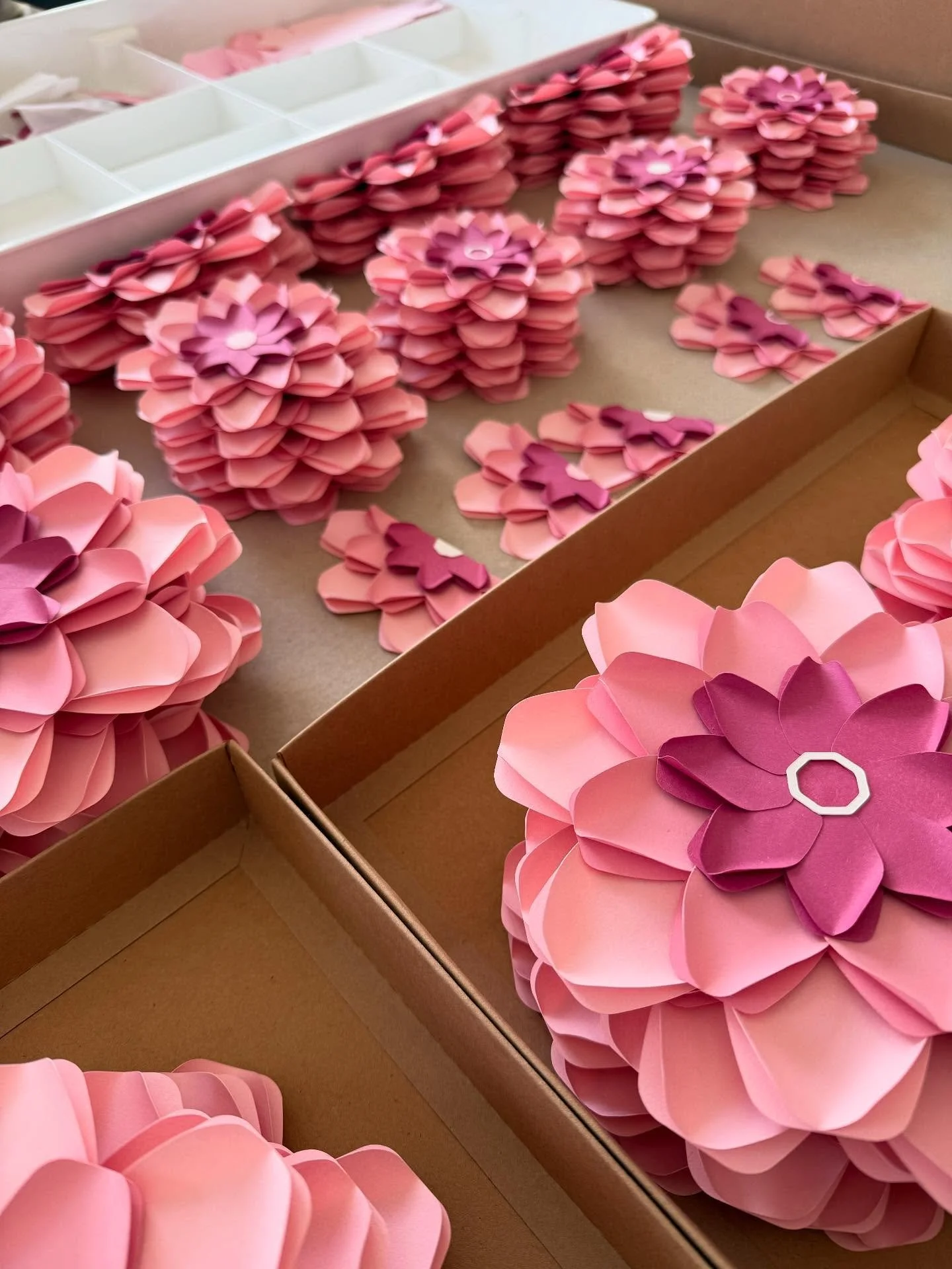 | FOPE

Completely lost count of the petals for this one, hundreds and hundreds were hand curled and overlapped in layers to create these flowers! The design was inspired by the shape of the mesh of @fope1929 unique jewellery design ✂️✨ 

They were i