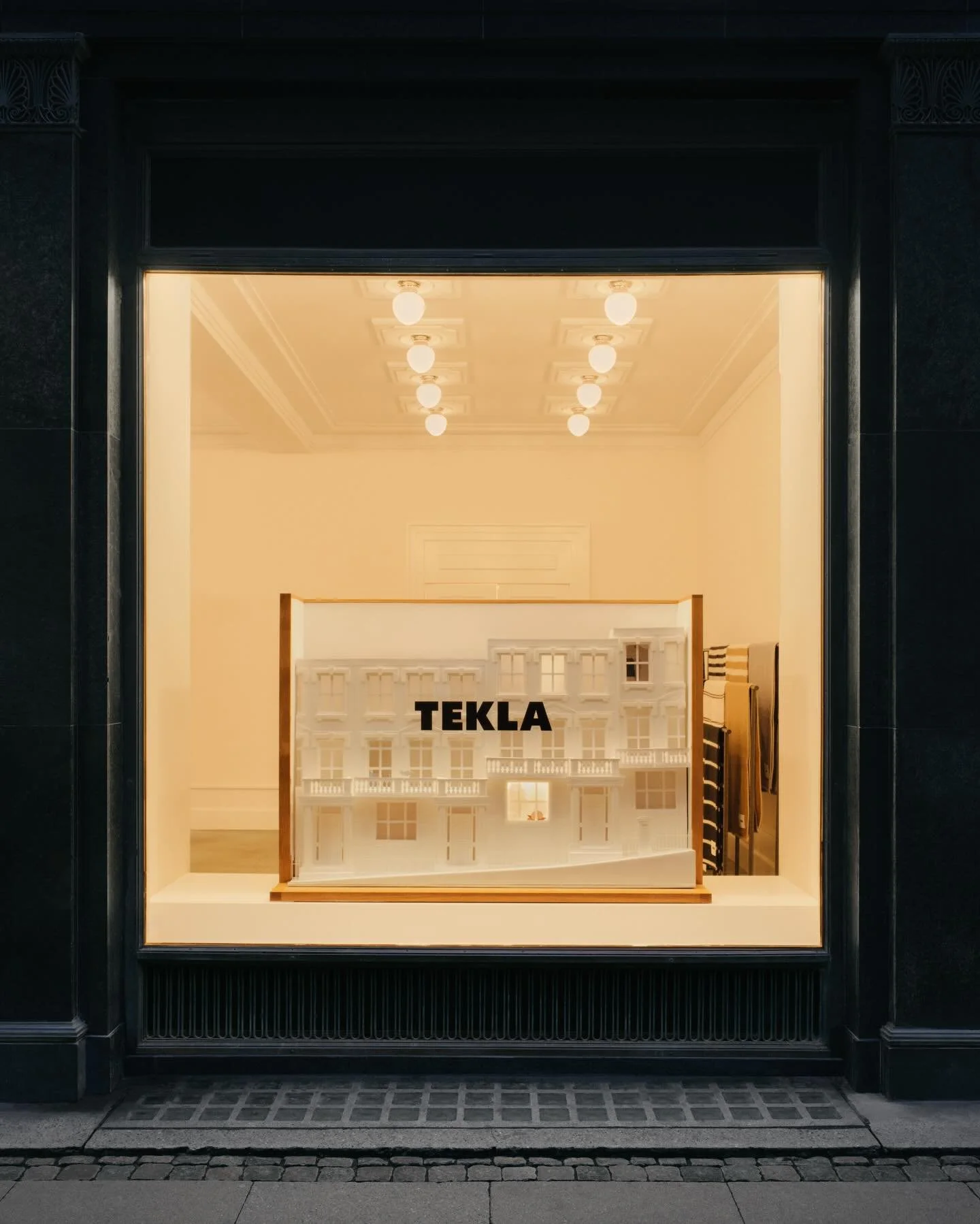 Window 1 for @teklafabrics 🏘️ Notting Hill 

The architecture in Notting Hill is characterised by its colourful stucco-fronted terrace houses from the Victorian era, with their decorative mouldings, columns arches and balconies. It feels lively and 
