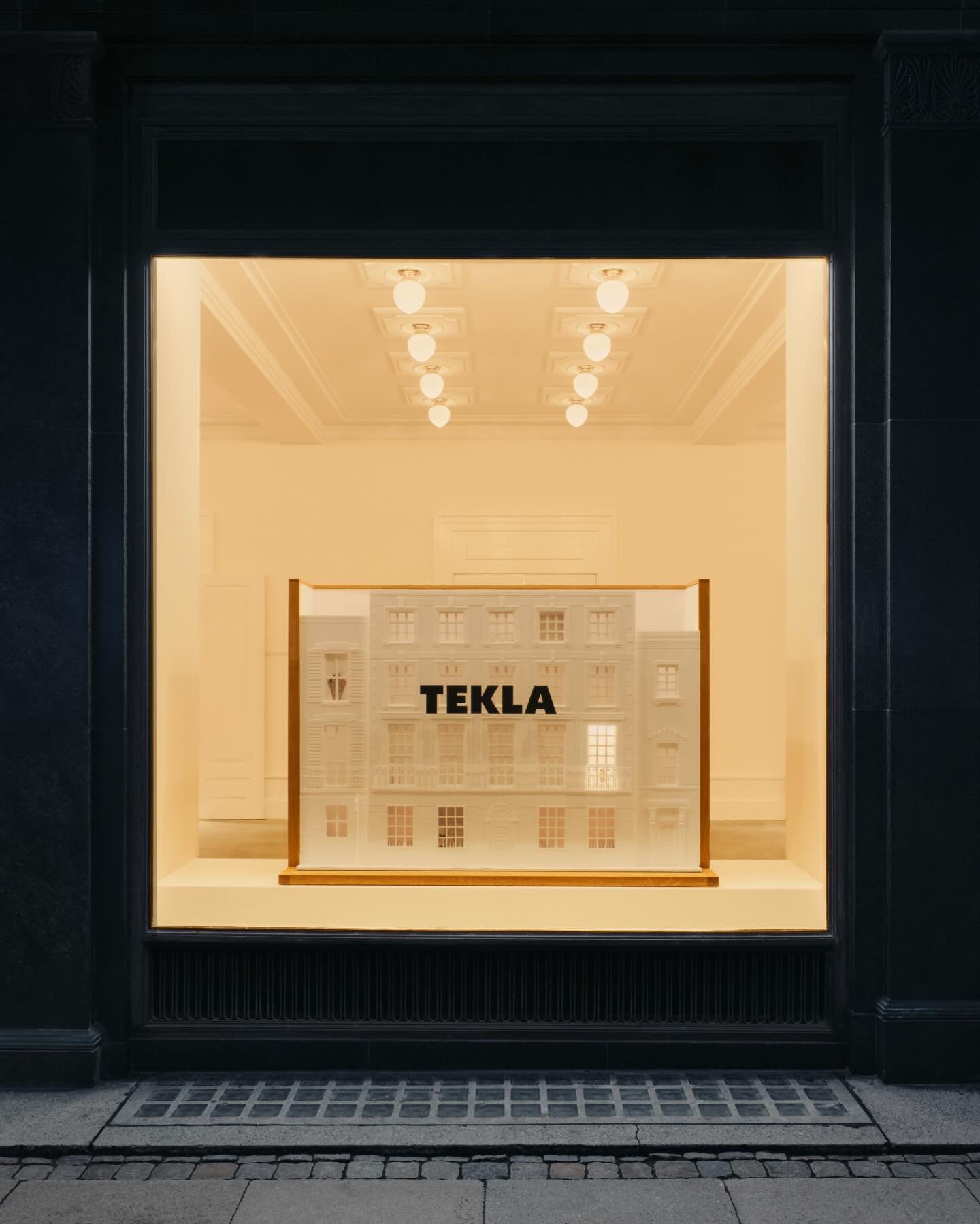 Window 2 for&nbsp;@teklafabrics 🏘️ Mayfair

Mayfair is known for its Georgian architecture, which focuses on symmetry and elegance. This window had to capture the grand and formal facades of the time whilst keeping a refined and minimal look. We cre