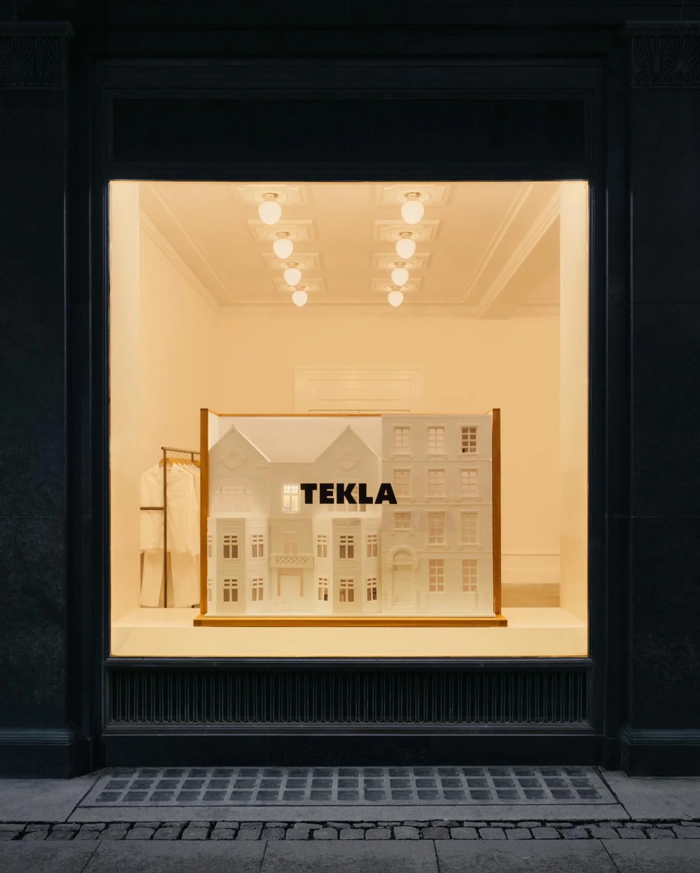 Window 3 for @teklafabrics 🏡 Hampstead Heath

Last but certainly not least we have Hampstead heath, the varied and picturesque mix of Victorian and Edwardian cottage-style homes. Many irregular forms, pitched roofs and timber details, with Art Nouve