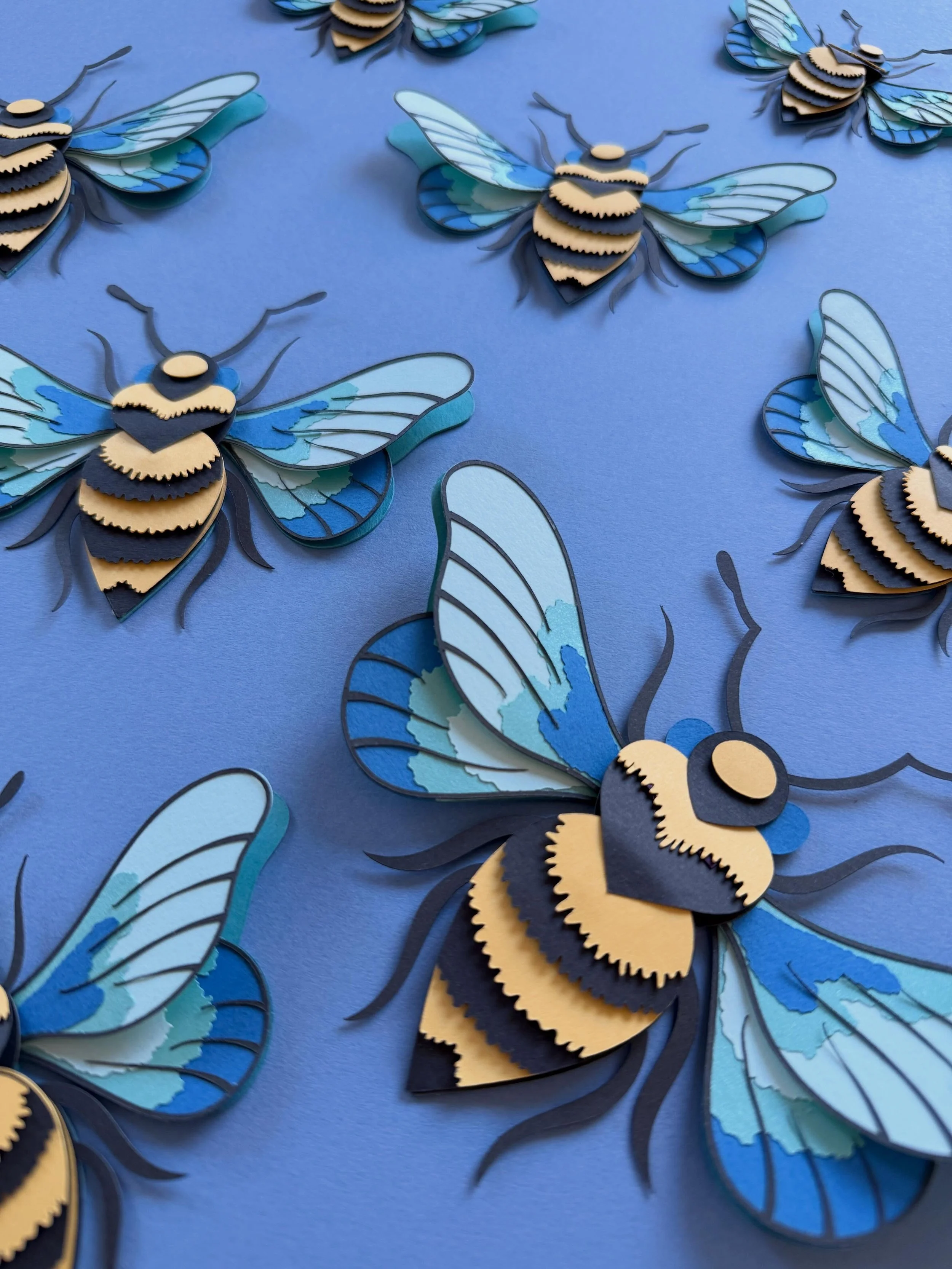Beeeeeeezzzzz 🐝

The cutest bees recently for @fortnums 🐝🐝🐝🐝🐝 

#paperartists #paperwindowdisplay #windowdisplays #paperbees #paperinstallations