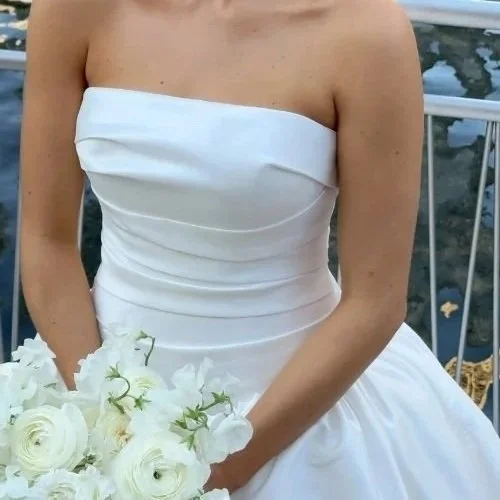 bride holding bouquet