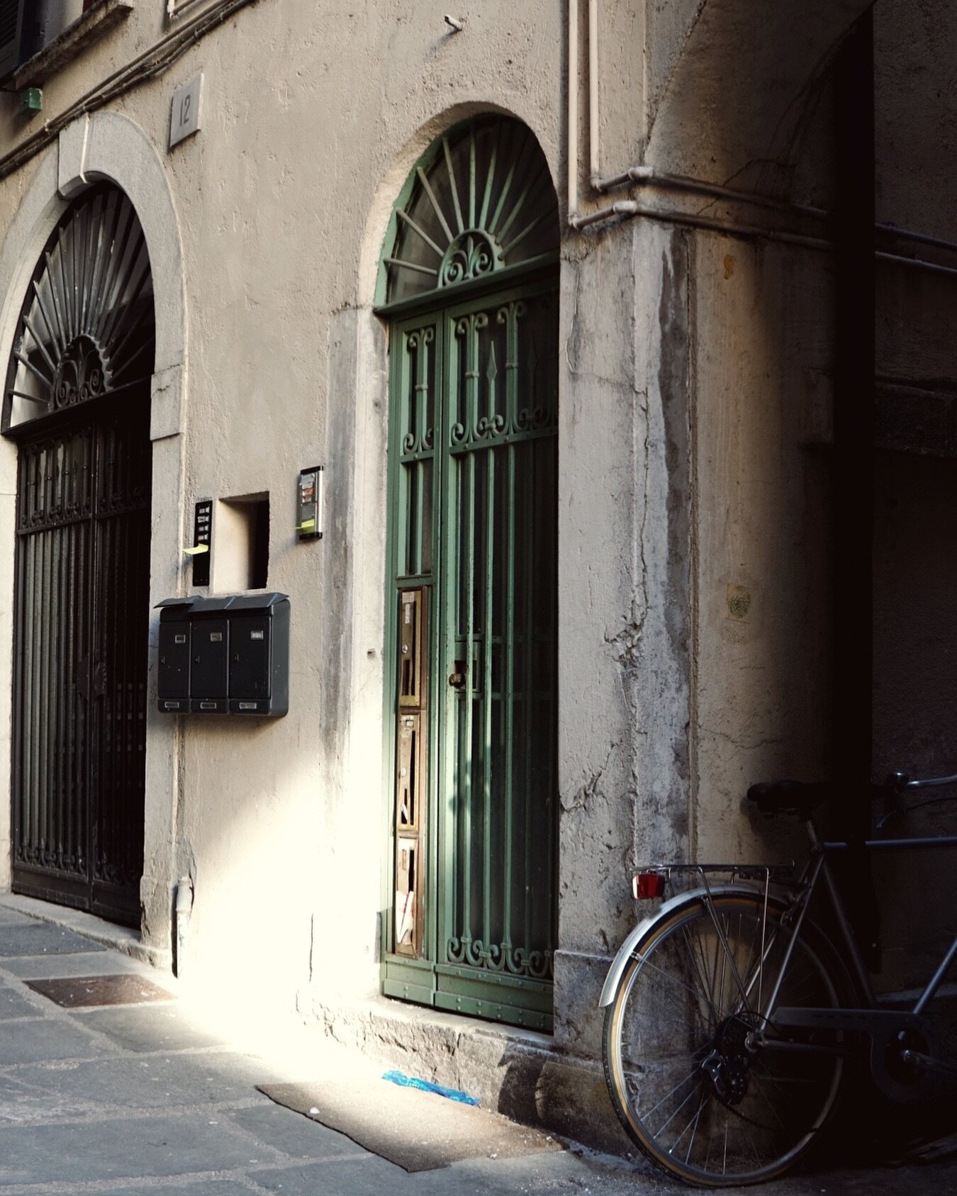 Green Door 💚✨ Exploring the beautiful little town of Brescia in Italy 📸